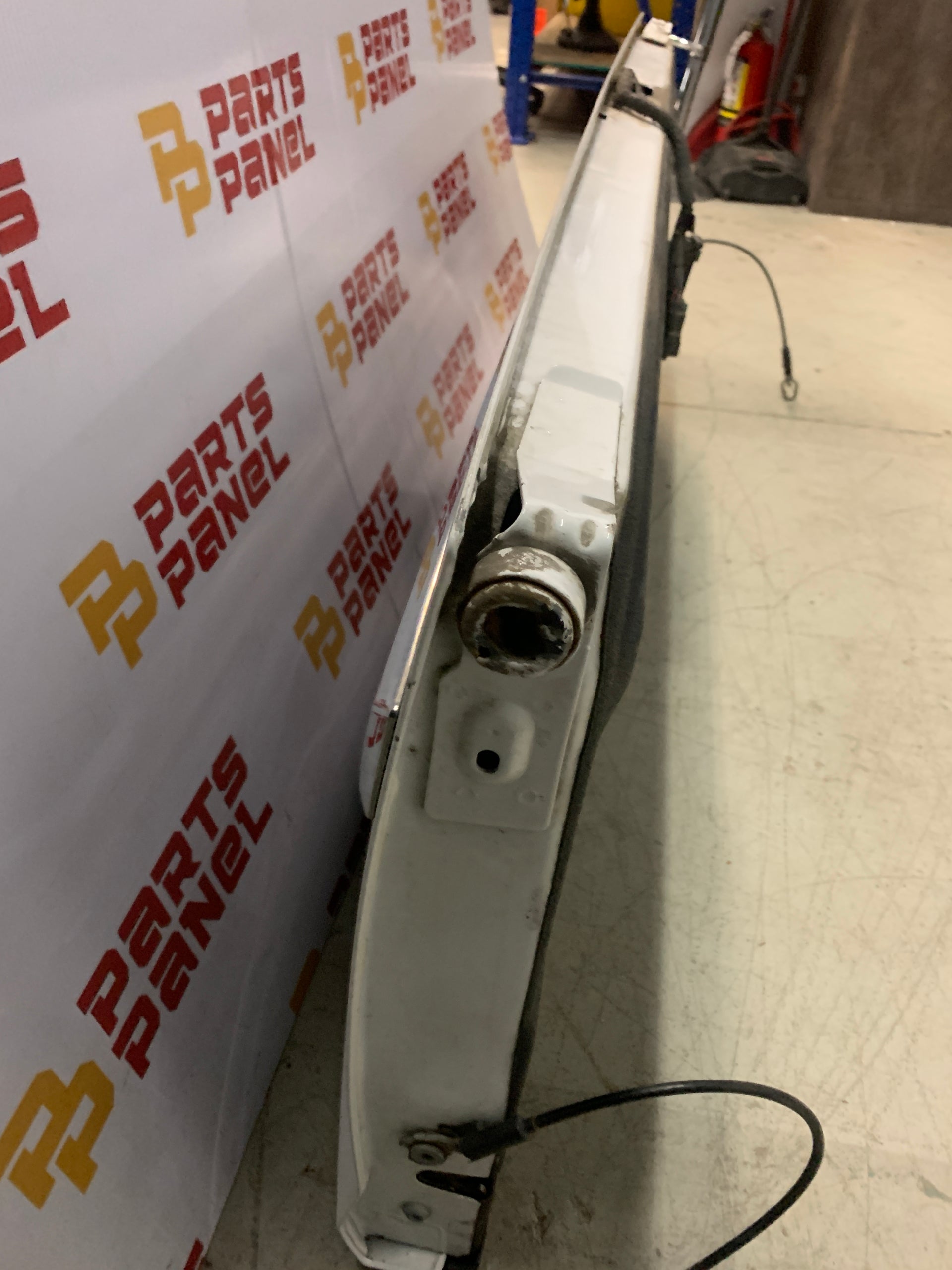 2013 - 2024 RAM 1500 LIMITED WHITE TAILGATE / LIFTGATE ASSEMBLY WITH AUTO ASSIST WITH RAM LETTERS OEM