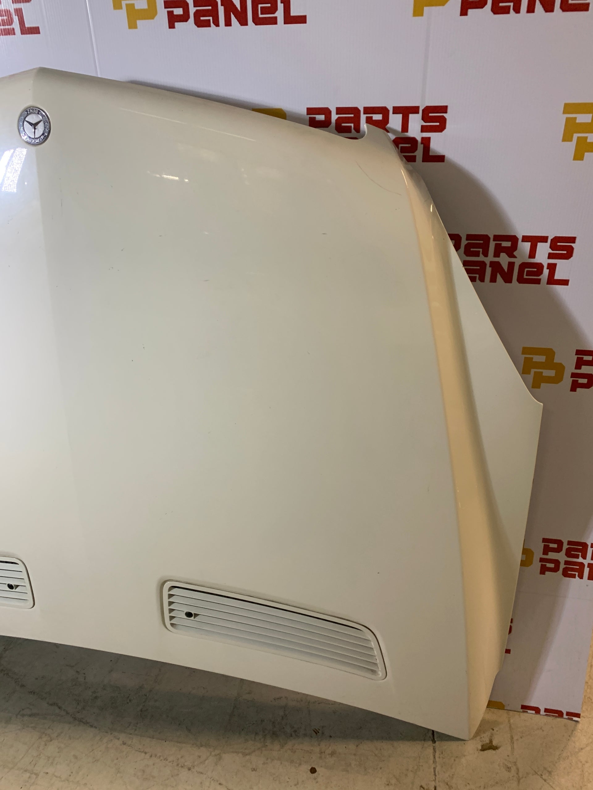 2011 - 2013 MERCEDES R CLASS R350 WHITE OEM USED HOOD WITH VENT