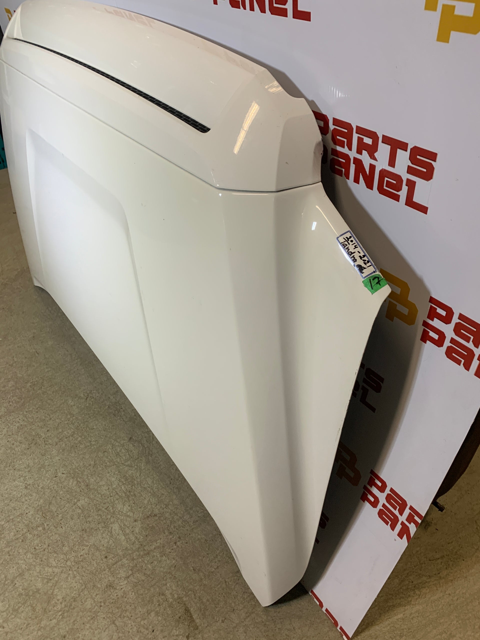 2014 - 2021 TOYOTA TUNDRA CAPÓ OEM BLANCO CON VENTILACIÓN