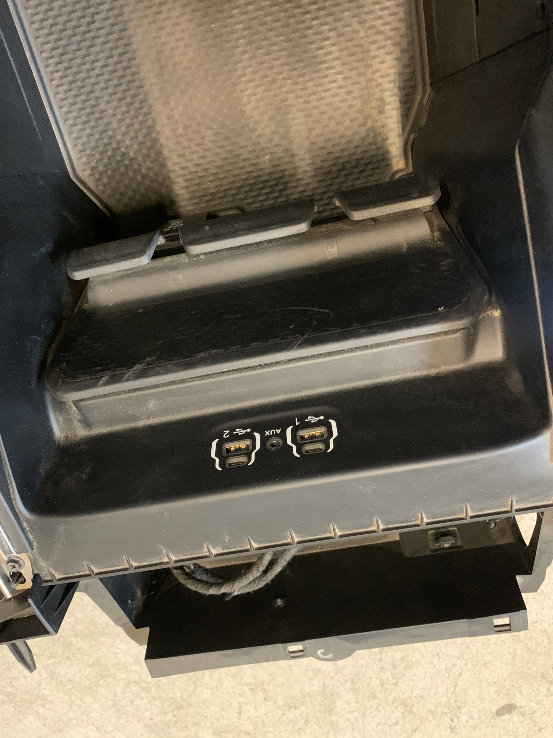 2019 - 2024 CONSOLA CENTRAL DE PISO OEM RAM 2500 3500 NUEVO ESTILO