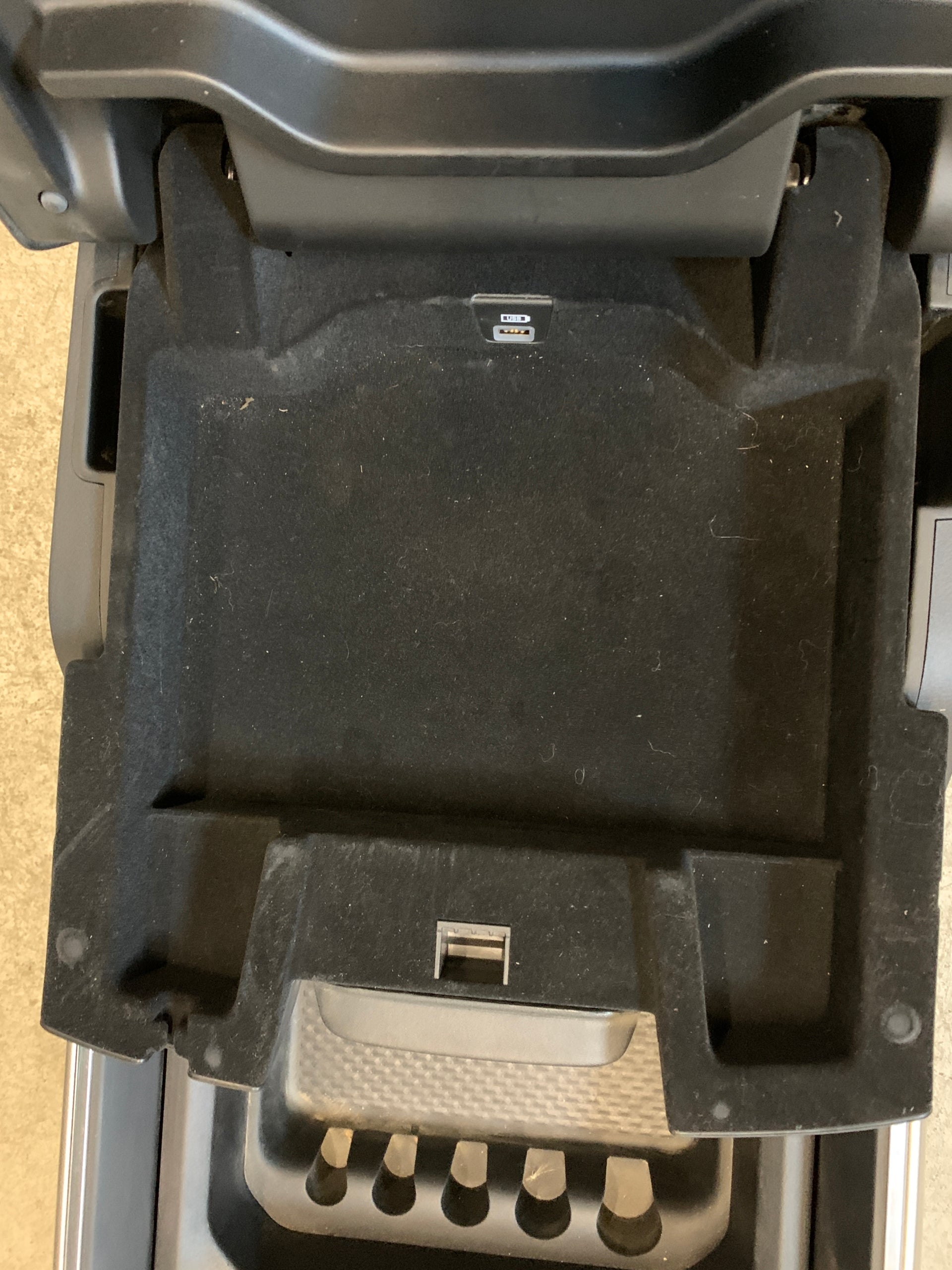 2019 - 2024 CONSOLA CENTRAL DE PISO OEM RAM 2500 3500 NUEVO ESTILO