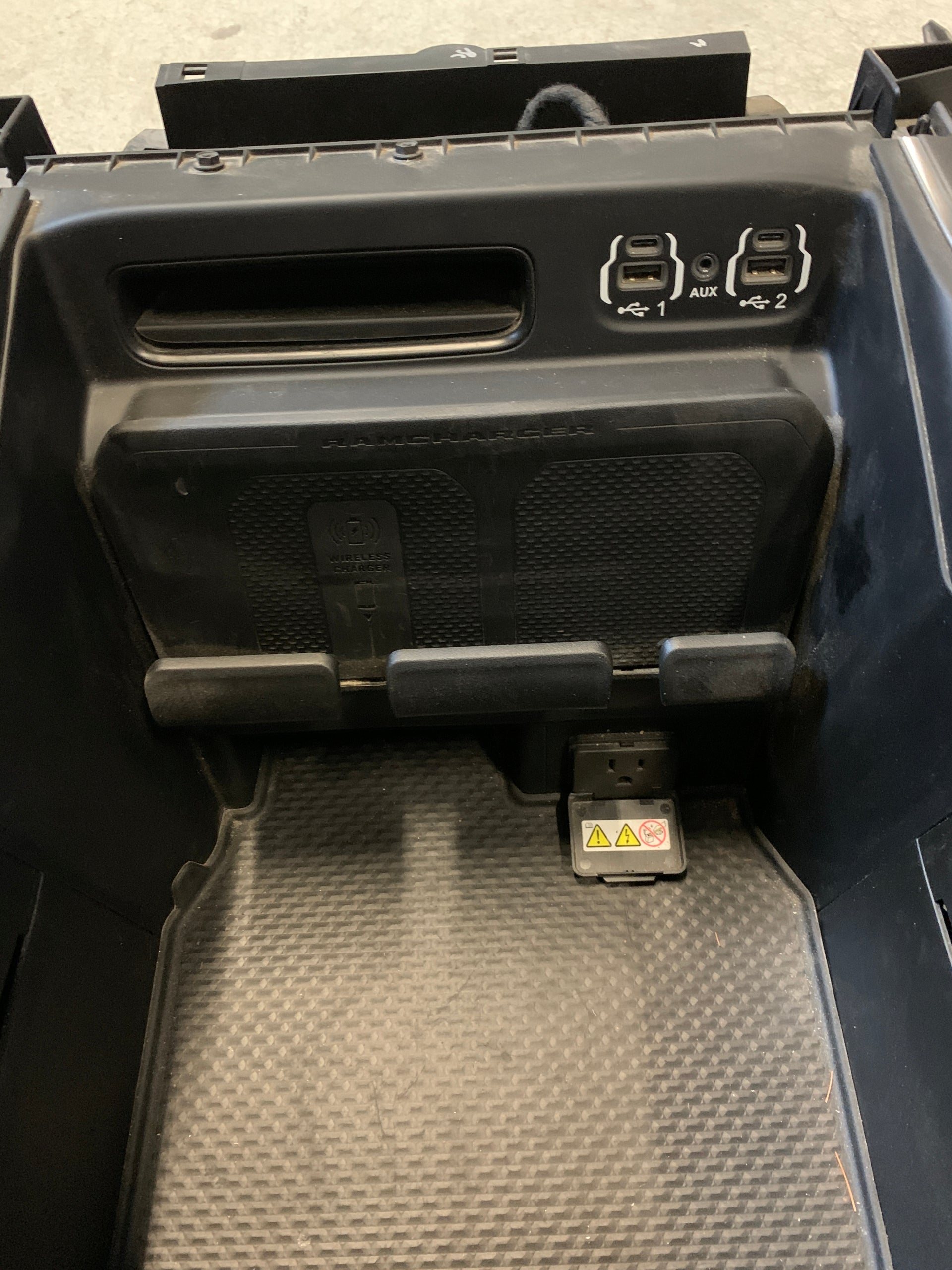 2019 - 2024 CONSOLA CENTRAL DE PISO DE ESTILO NUEVO RAM 2500 3500 OEM