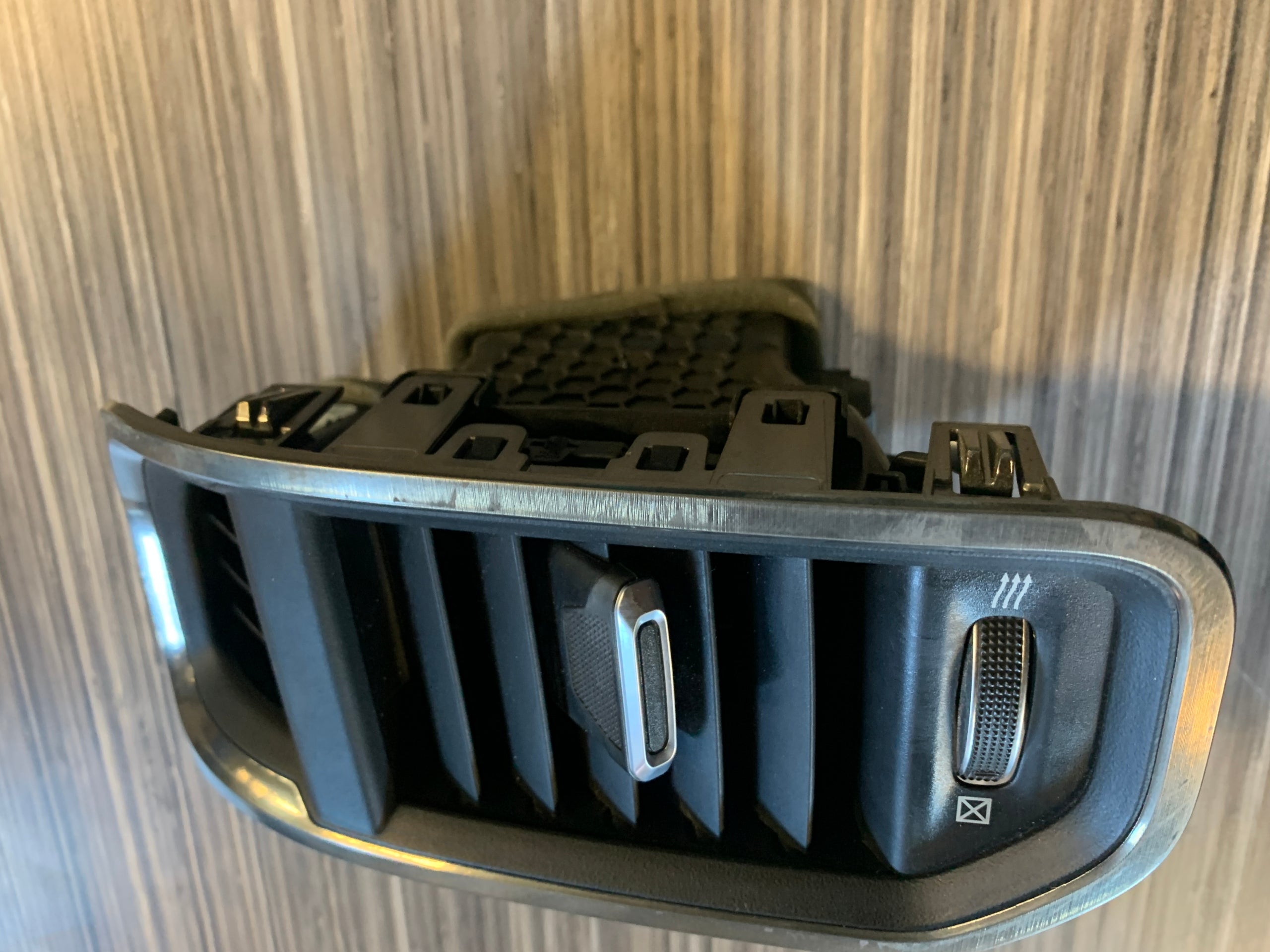 2019 - 2024 RAM 1500 / 2500 / 3500 REJILLA DE VENTILACIÓN EXTERIOR DEL TABLERO LADO PASAJERO OEM 6BK662X7AD