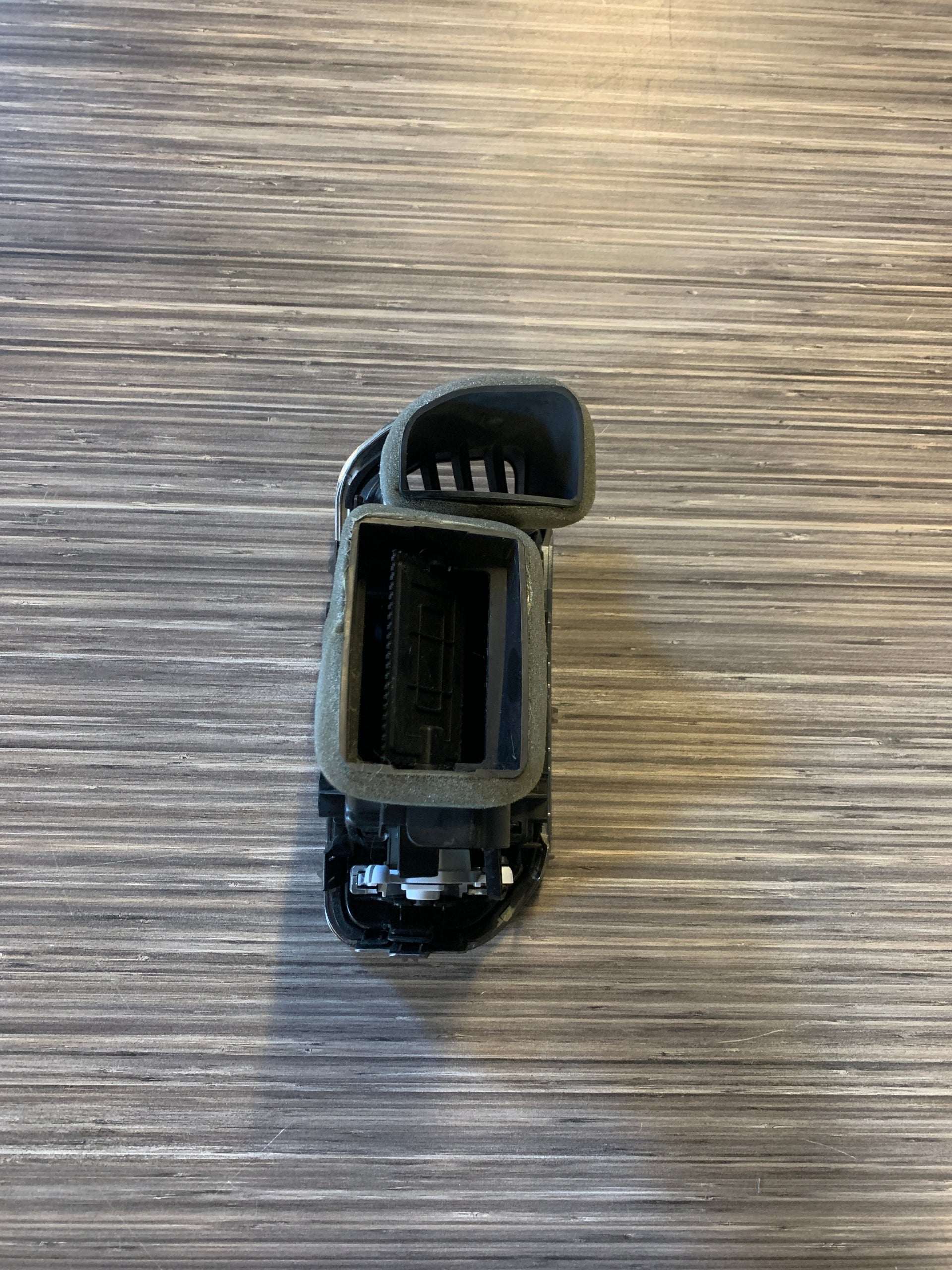 2019 - 2024 RAM 1500 / 2500 / 3500 REJILLA DE VENTILACIÓN EXTERIOR DEL TABLERO LADO PASAJERO OEM 6BK662X7AD