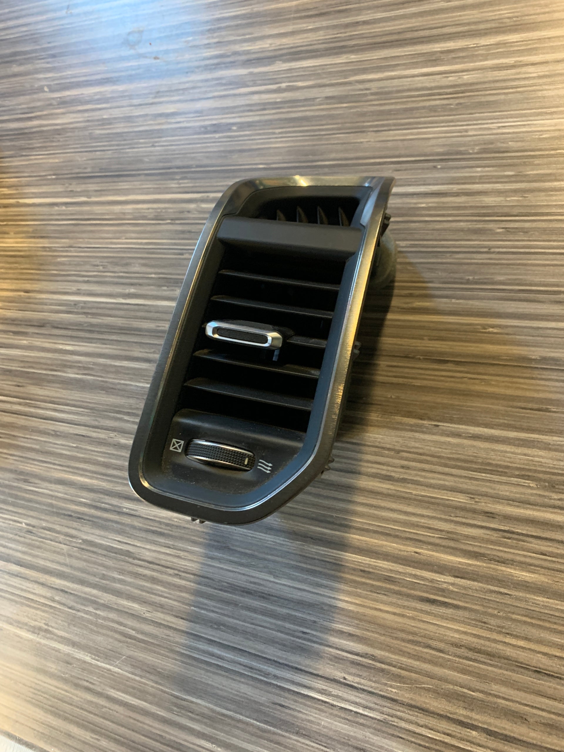 2019 - 2024 RAM 1500 / 2500 / 3500 REJILLA VENTILACIÓN EXTERNA TABLERO LADO IZQUIERDO PILOTO OEM 6BK672X7AD