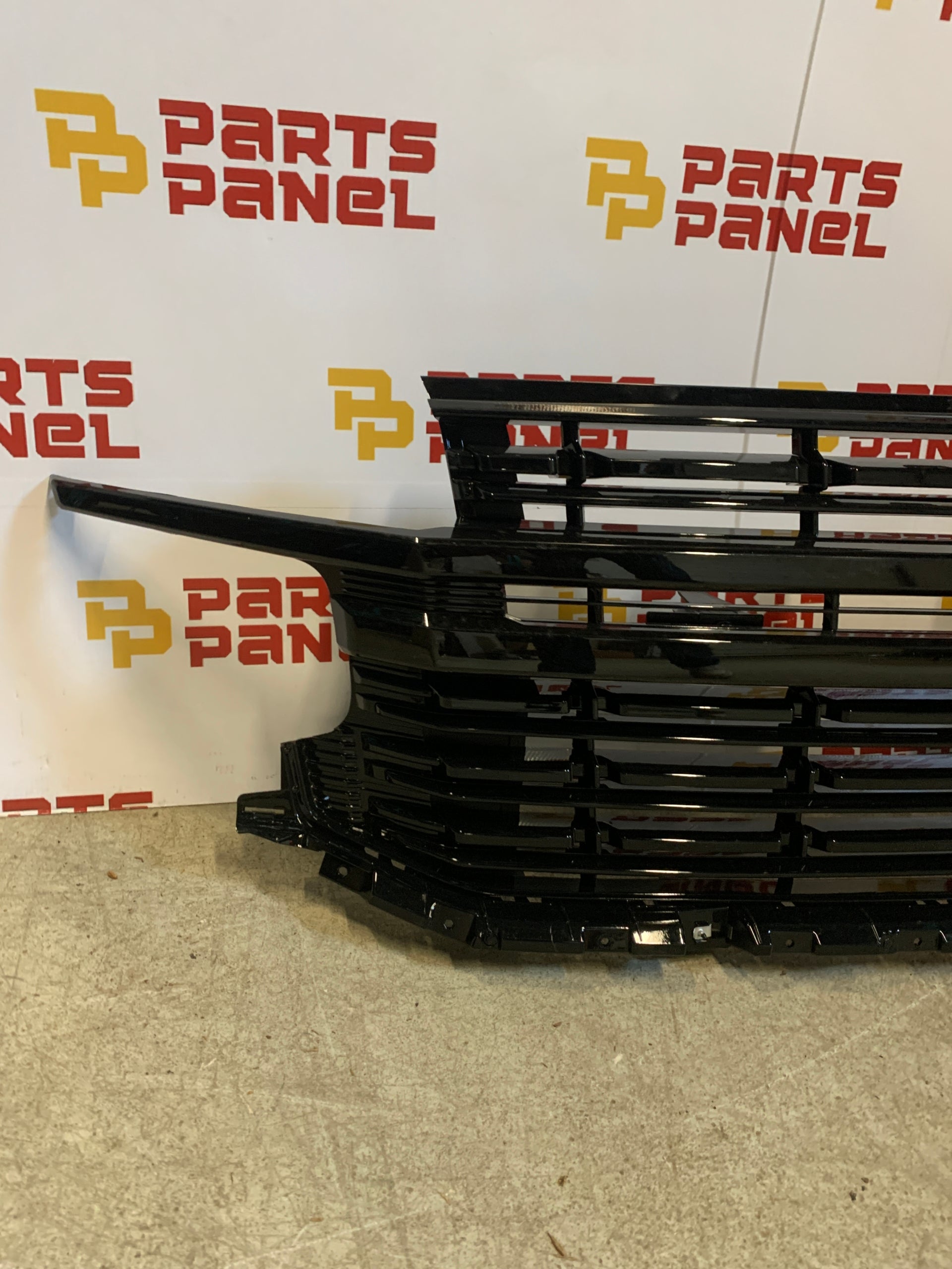 2021 - 2023 CHEVY TAHOE / SUBURBAN CONJUNTO DE PARRILLA DELANTERA GM1200771 84913564