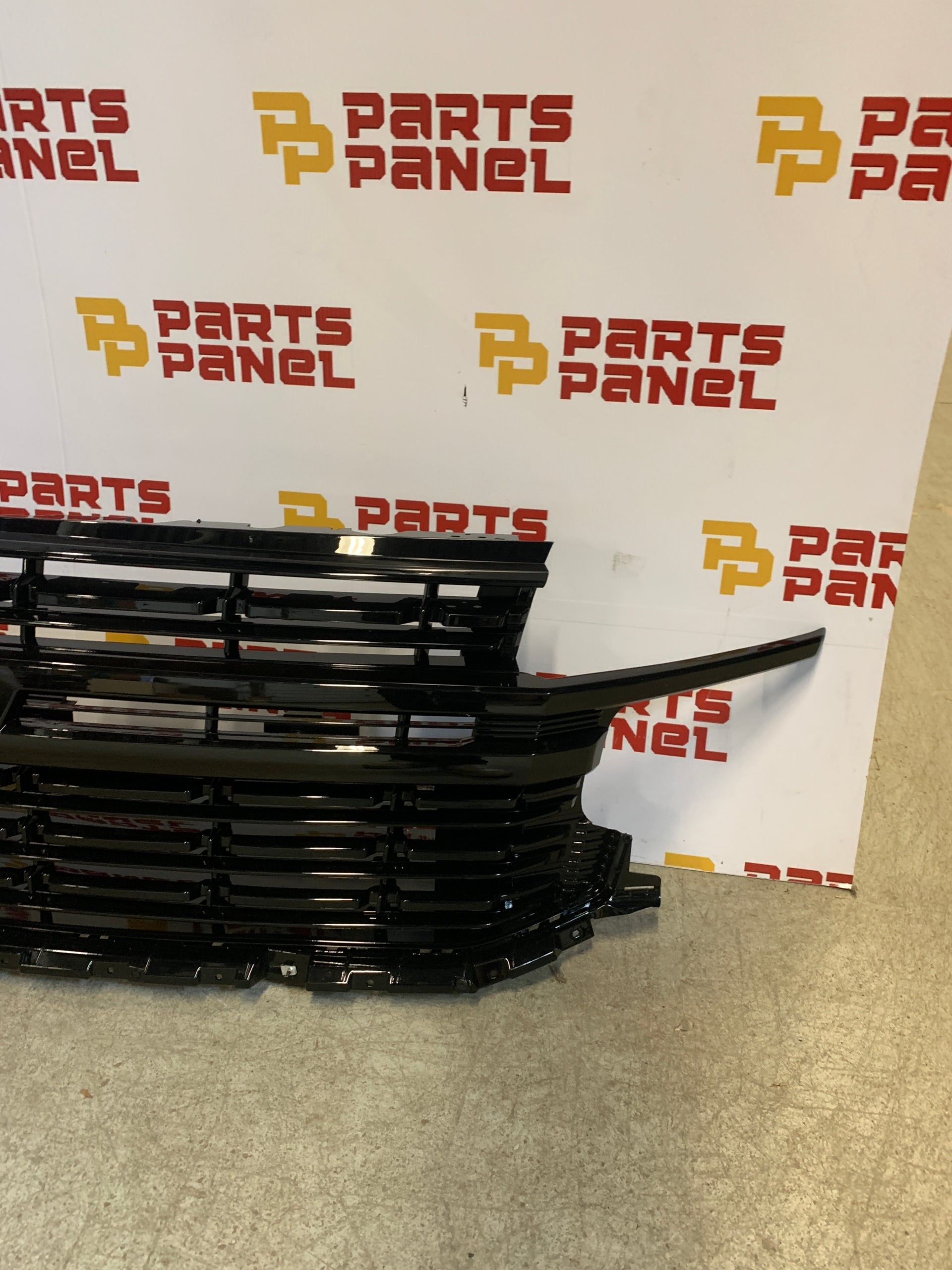 2021 - 2023 CHEVY TAHOE / SUBURBAN FRONT GRILLE ASSEMBLY GM1200771 84913564