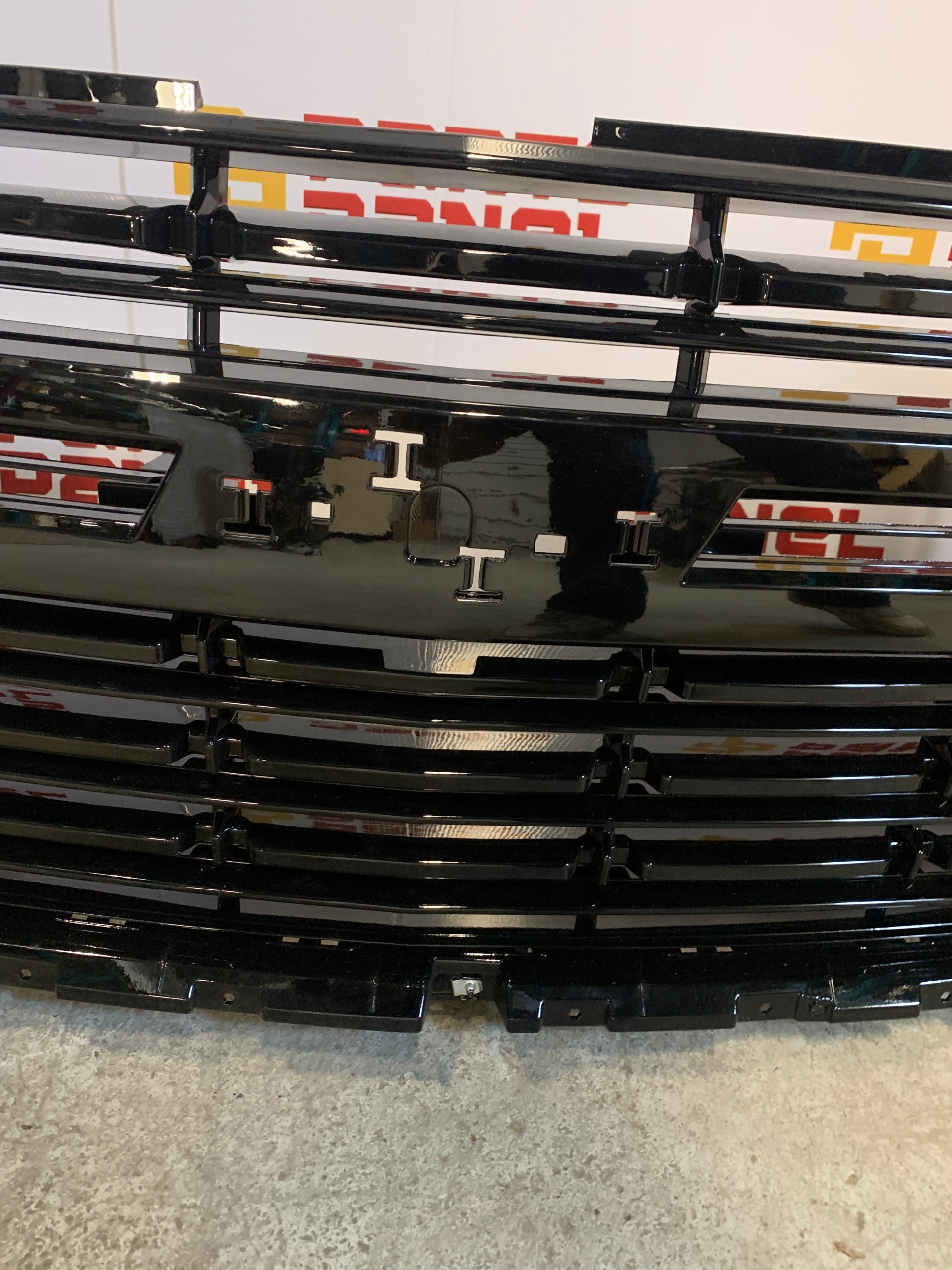 2021 - 2023 CHEVY TAHOE / SUBURBAN CONJUNTO DE PARRILLA DELANTERA GM1200771 84913564