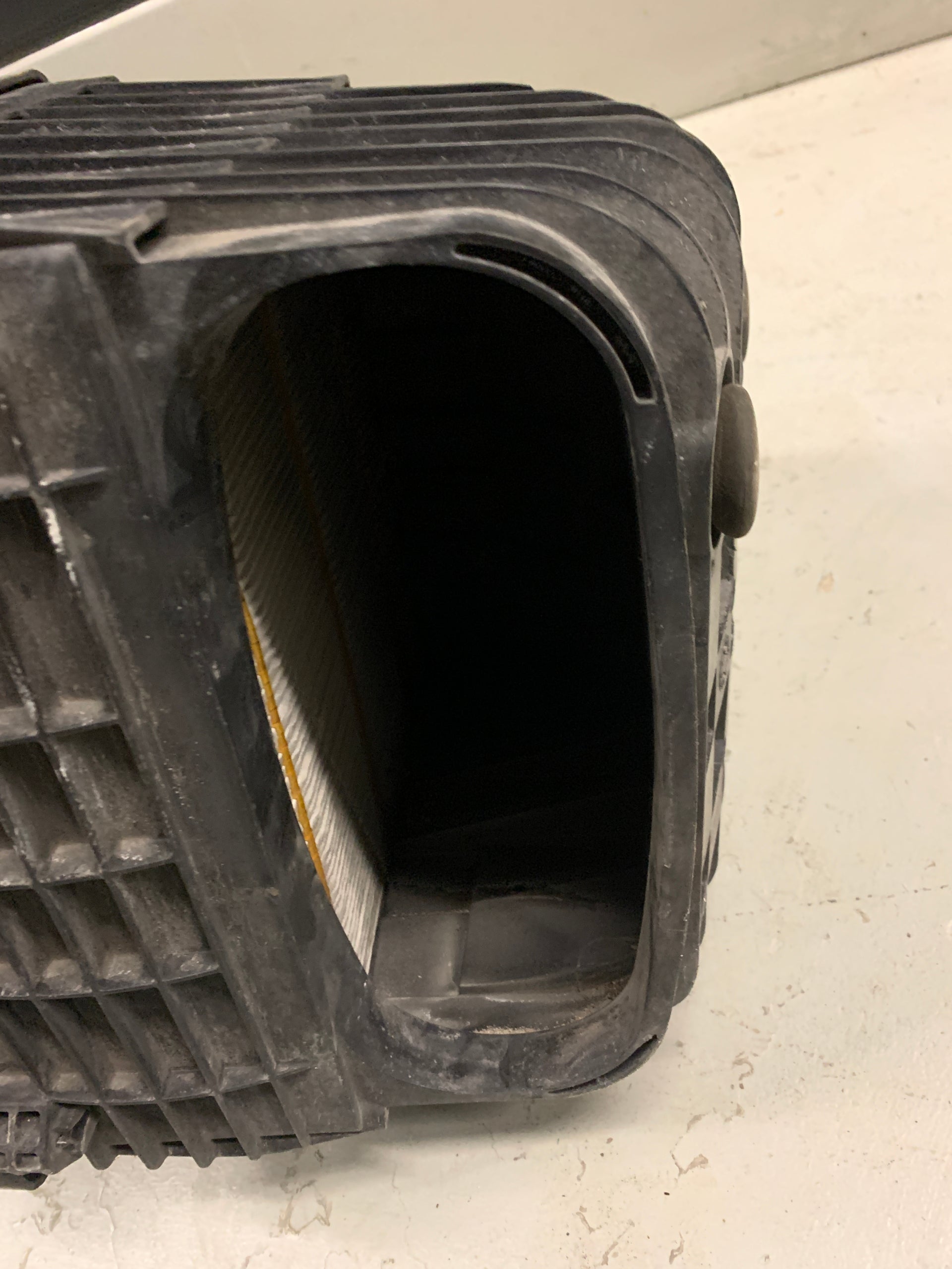 2019 - 2024 RAM 2500 / 3500 AIR INTAKE CLEANER FILTER BOX HOUSING OEM 68321026AC