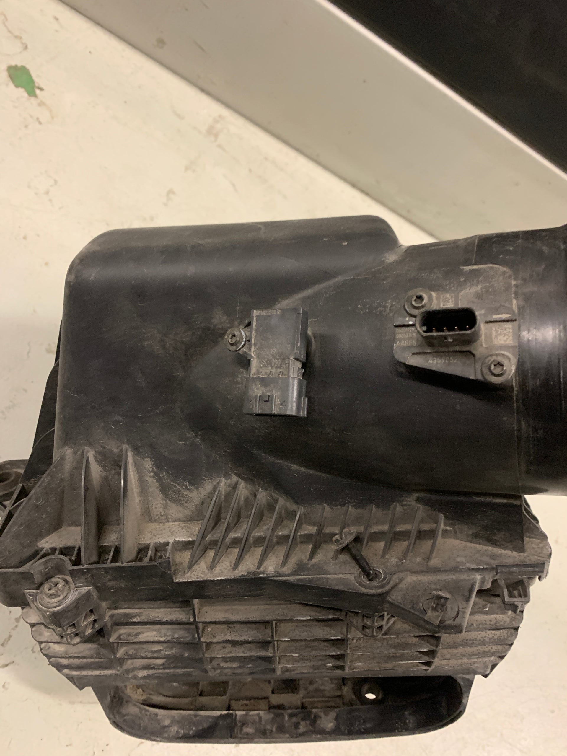 2019 - 2024 RAM 2500 / 3500 AIR INTAKE CLEANER FILTER BOX HOUSING OEM 68321026AC