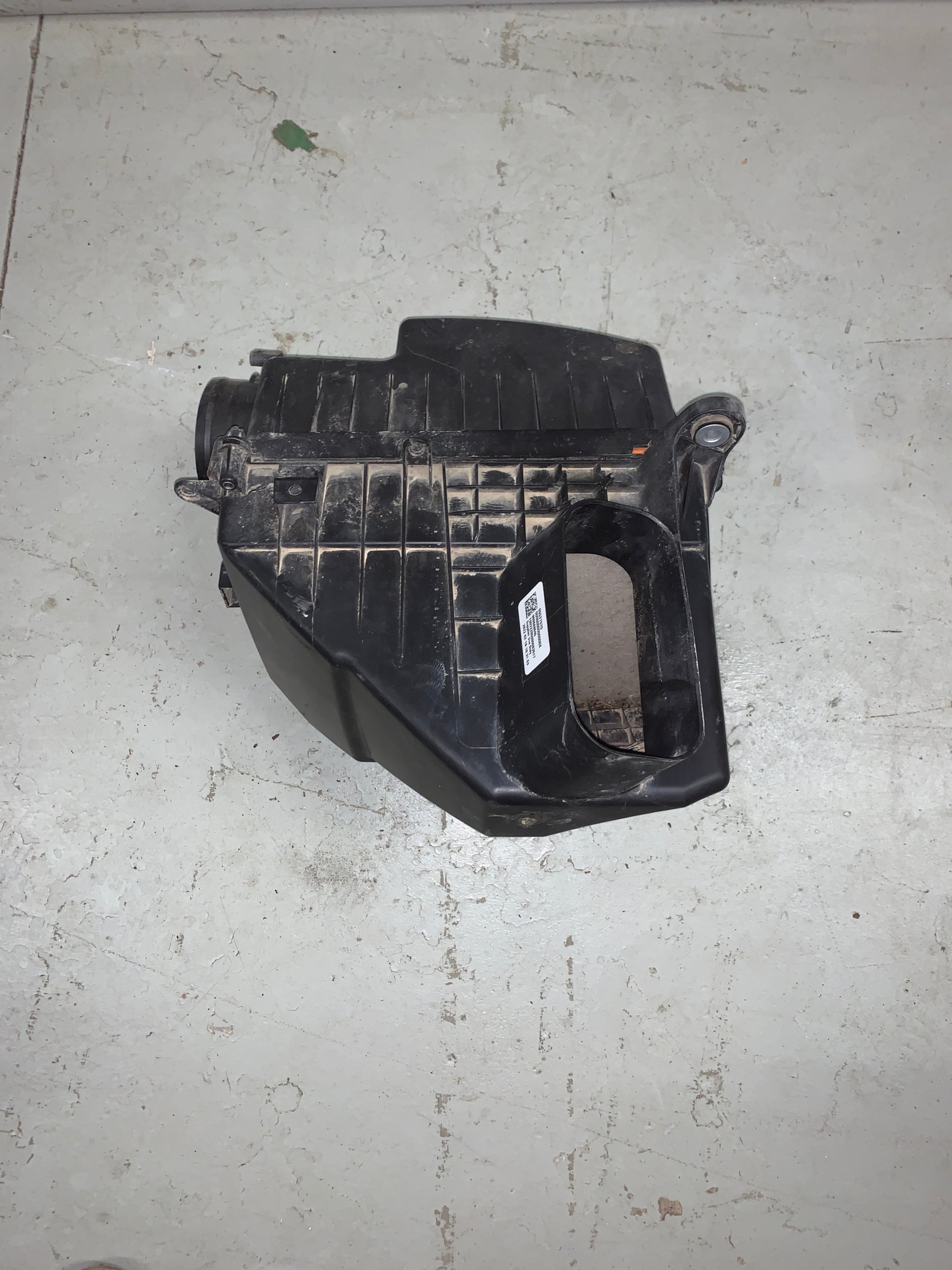 2019 - 2023 GMC SIERRA CHEVY SILVERADO 1500 / 2500 / 3500 AIR INTAKE CLEANER BOX 85537570