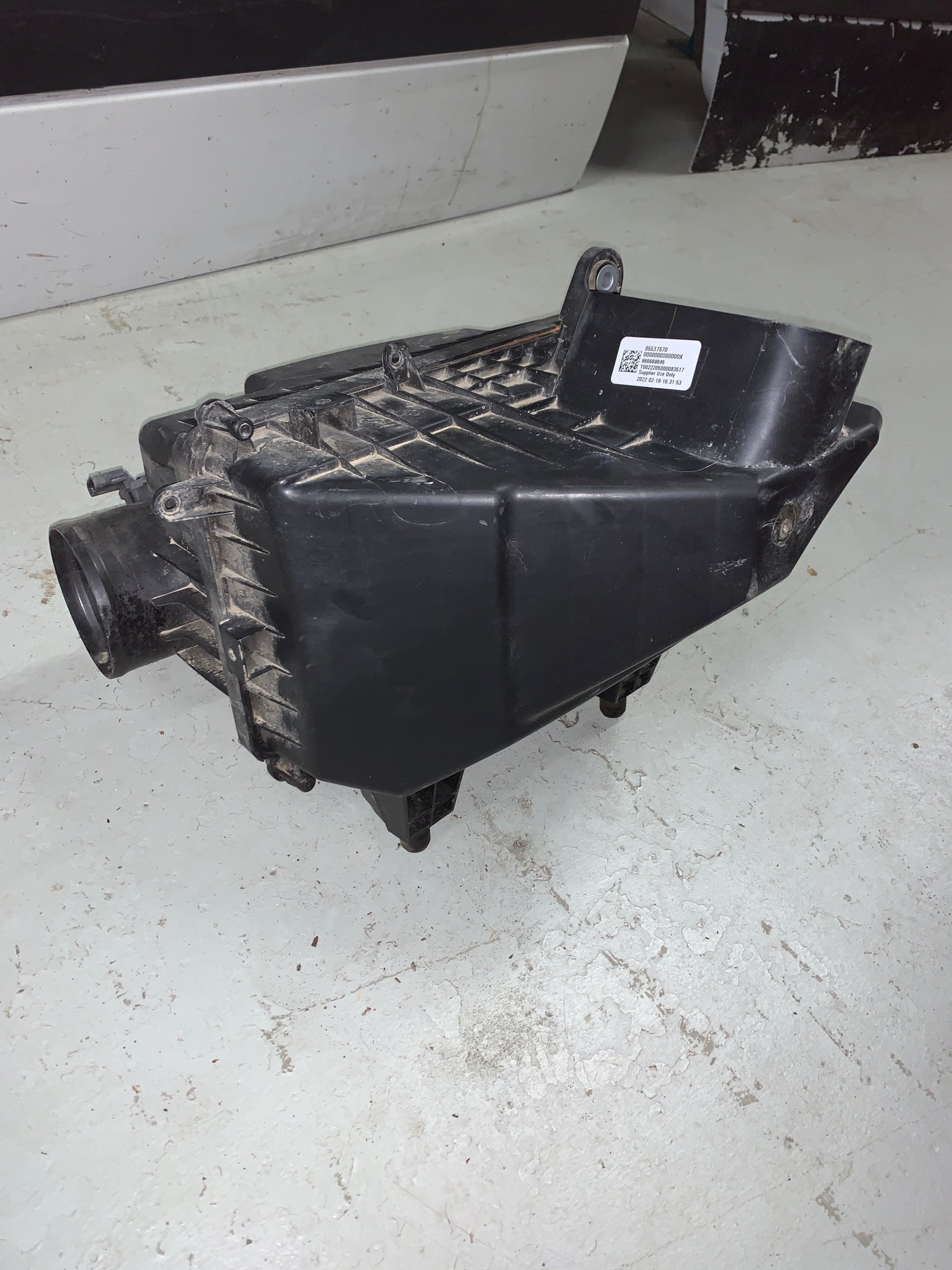 2019 - 2023 GMC SIERRA CHEVY SILVERADO 1500 / 2500 / 3500 AIR INTAKE CLEANER BOX 85537570