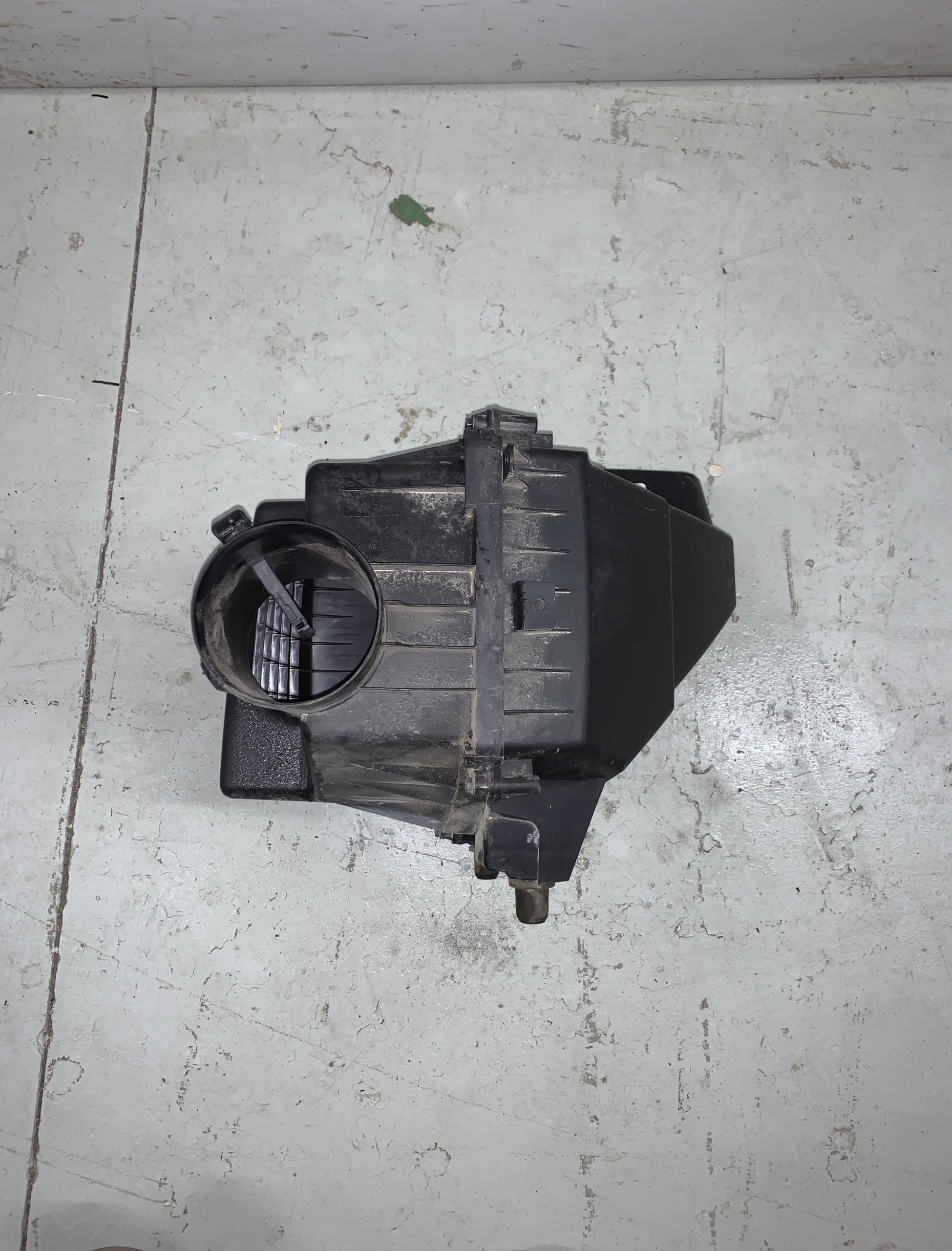 2019 - 2023 GMC SIERRA CHEVY SILVERADO 1500 / 2500 / 3500 AIR INTAKE CLEANER BOX 85537570