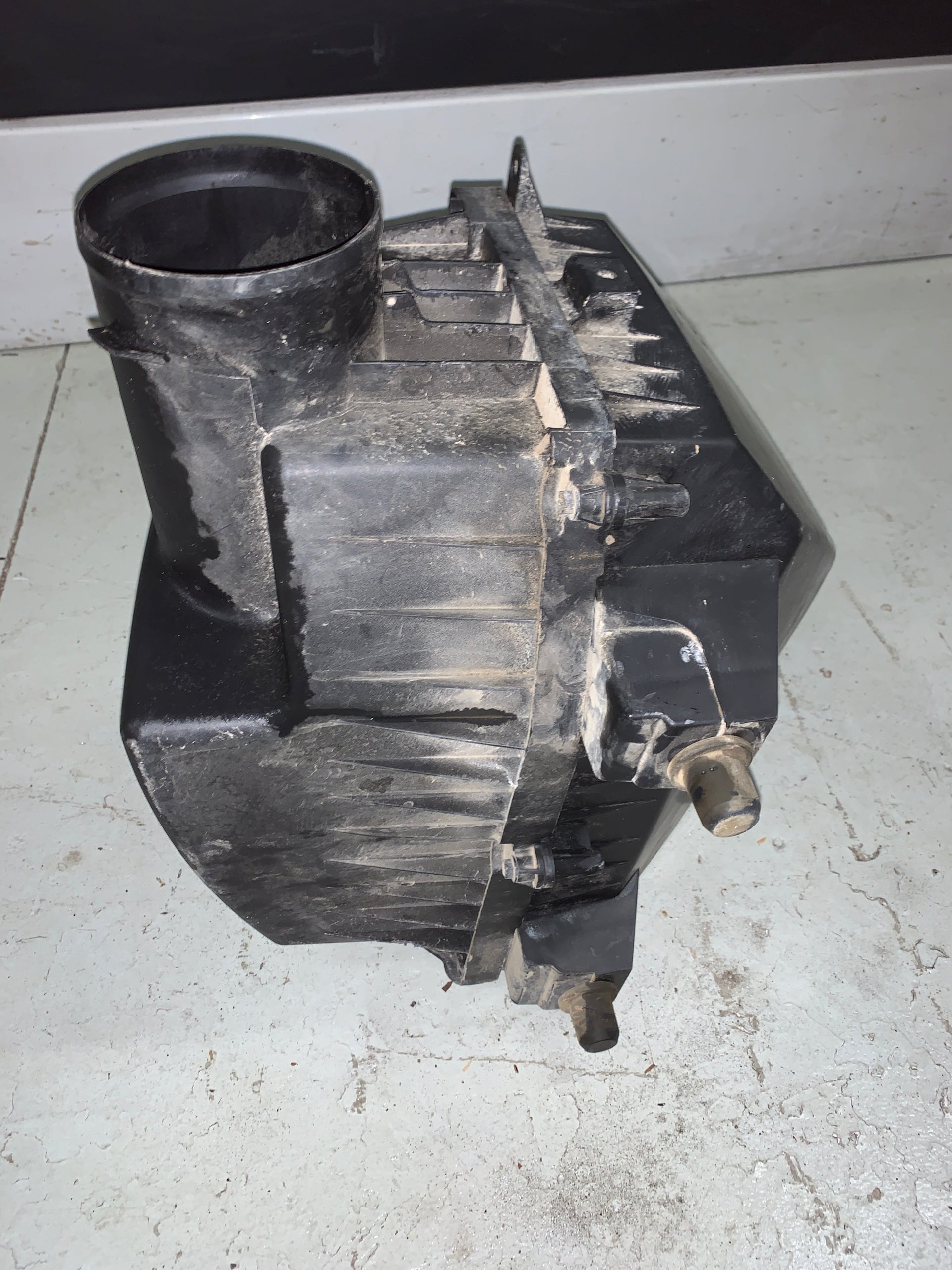 2019 - 2023 GMC SIERRA CHEVY SILVERADO 1500 / 2500 / 3500 AIR INTAKE CLEANER BOX 85537570