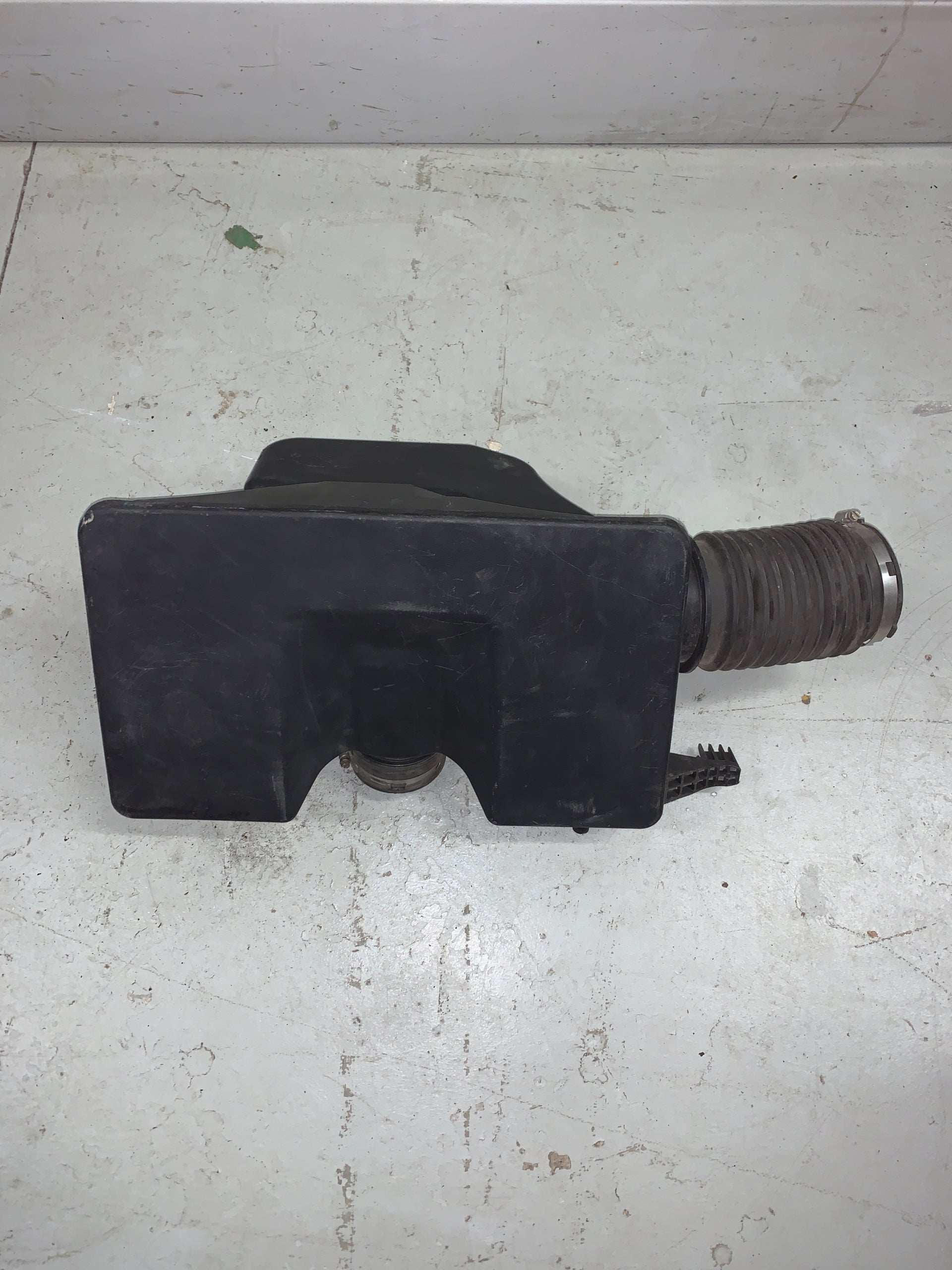 2014 - 2018 GMC SIERRA CHEVY SILVERADO 1500 AIR CLEANER OUTLET DUCT BOX 23160321