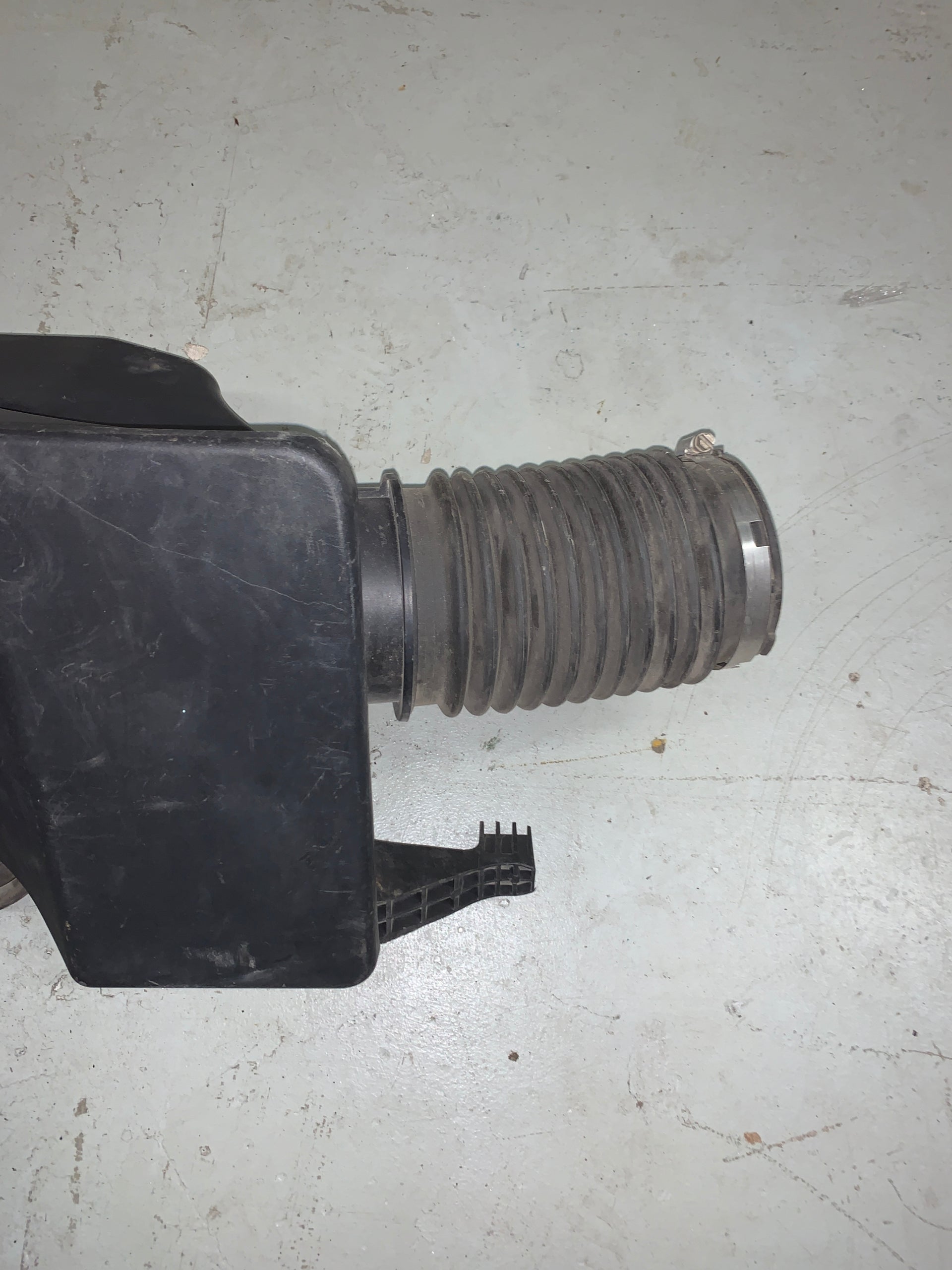 2014 - 2018 GMC SIERRA CHEVY / SILVERADO 1500 AIR CLEANER OUTLET DUCT BOX 23160321