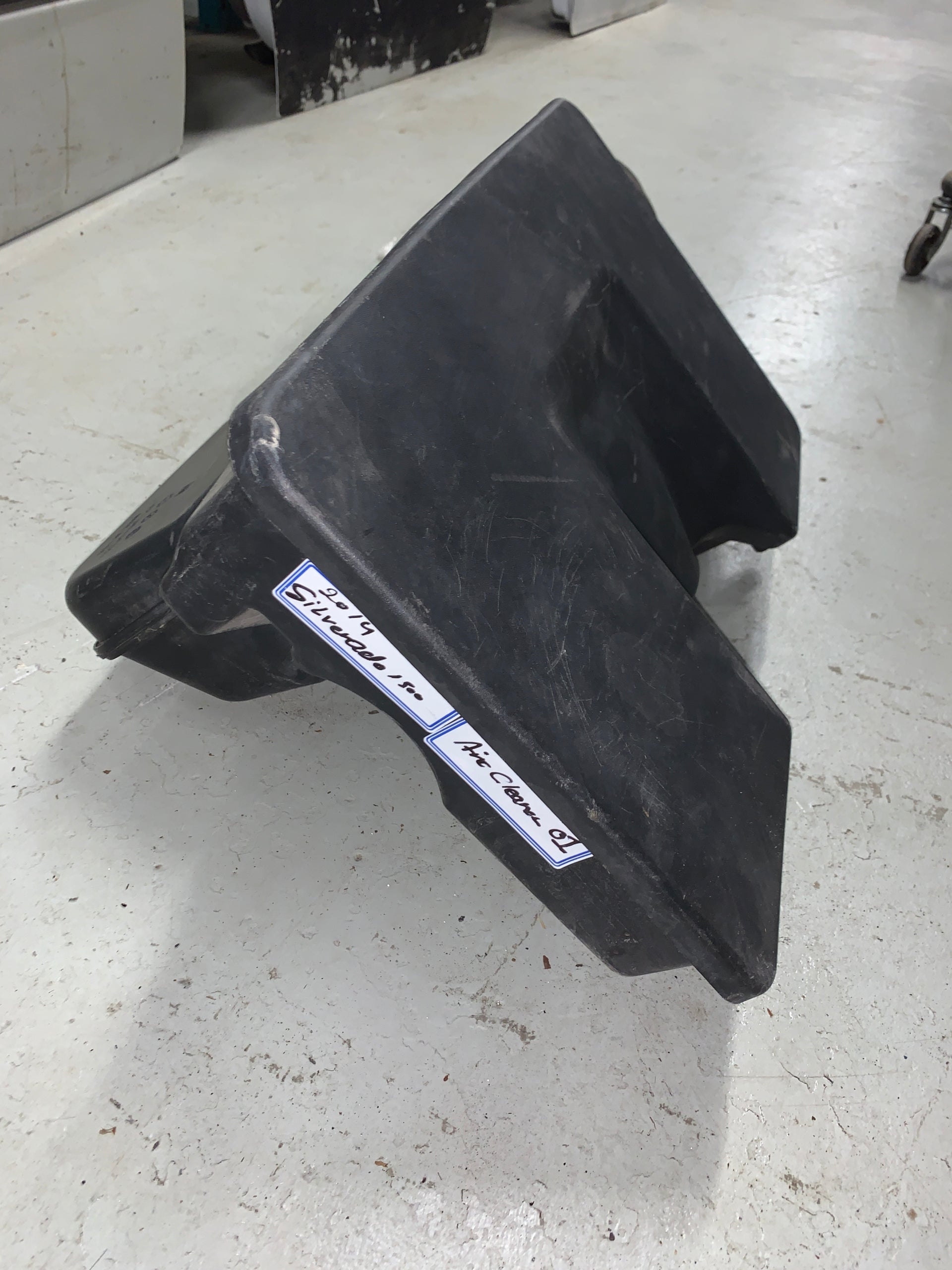 2014 - 2018 GMC SIERRA CHEVY / SILVERADO 1500 AIR CLEANER OUTLET DUCT BOX 23160321