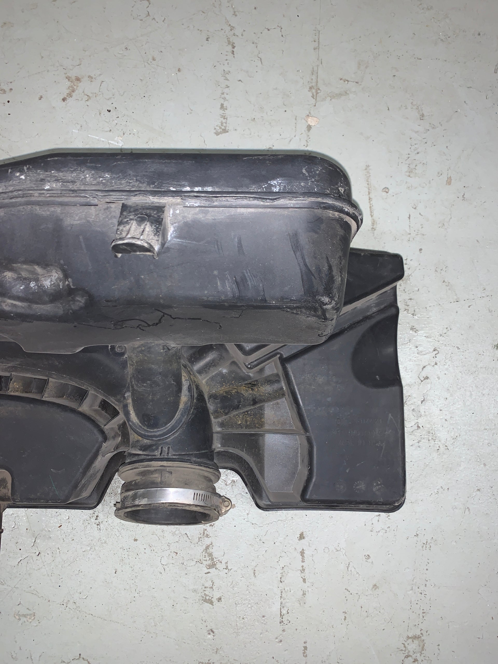 2014 - 2018 GMC SIERRA CHEVY / SILVERADO 1500 AIR CLEANER OUTLET DUCT BOX 23160321