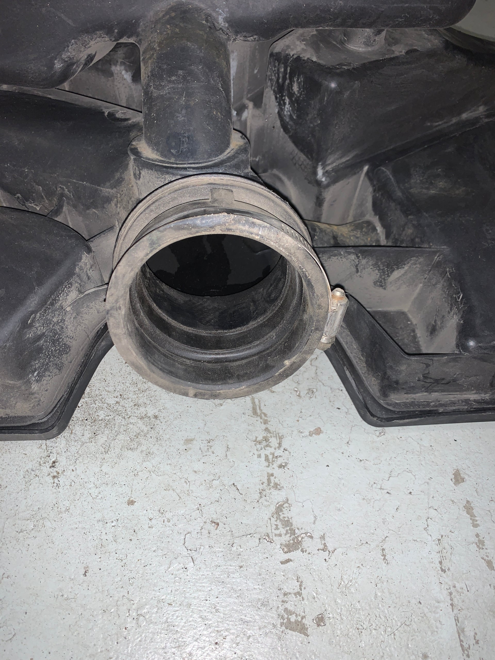 2014 - 2018 GMC SIERRA CHEVY / SILVERADO 1500 AIR CLEANER OUTLET DUCT BOX 23160321