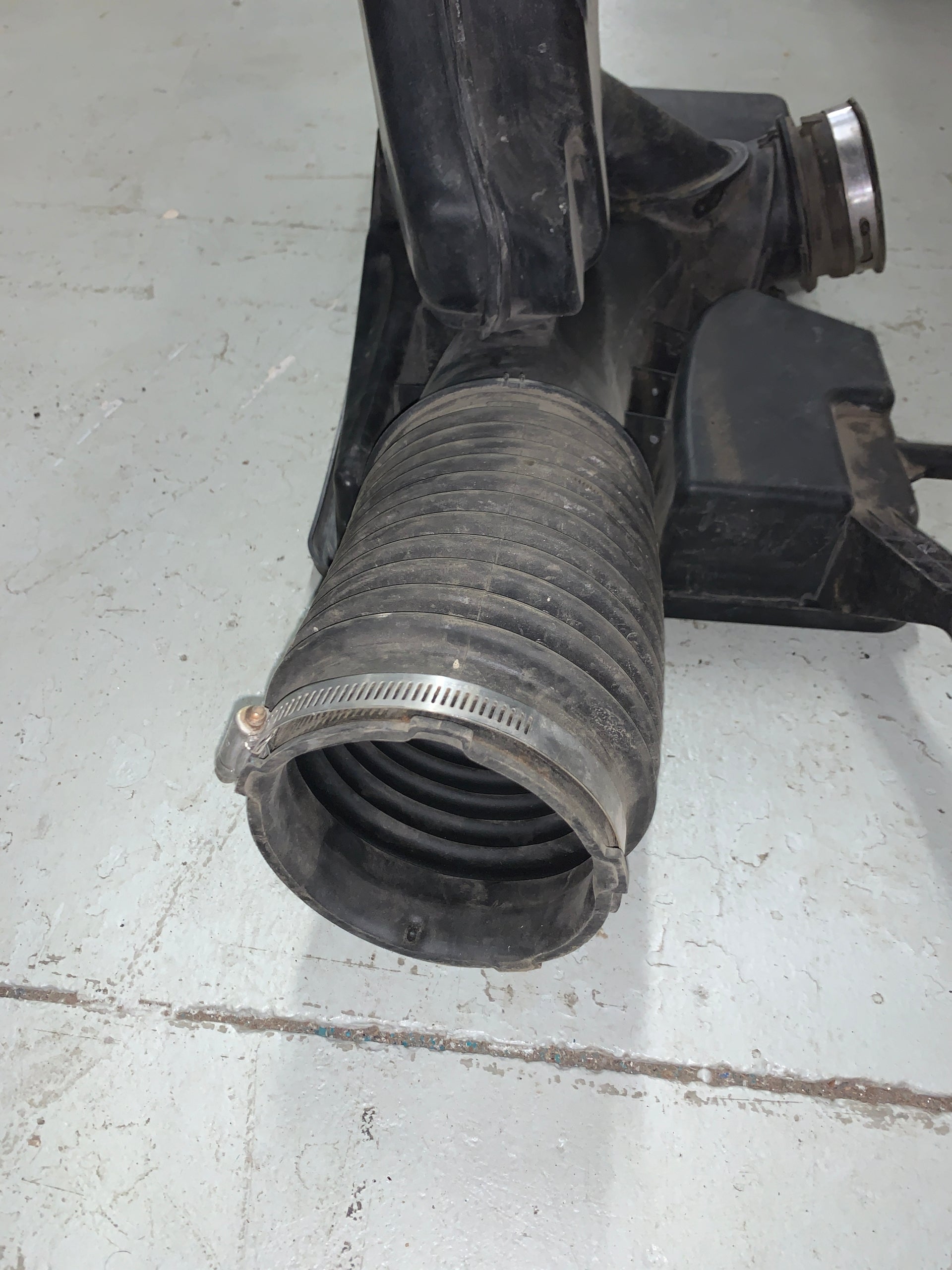 2014 - 2018 GMC SIERRA CHEVY / SILVERADO 1500 AIR CLEANER OUTLET DUCT BOX 23160321