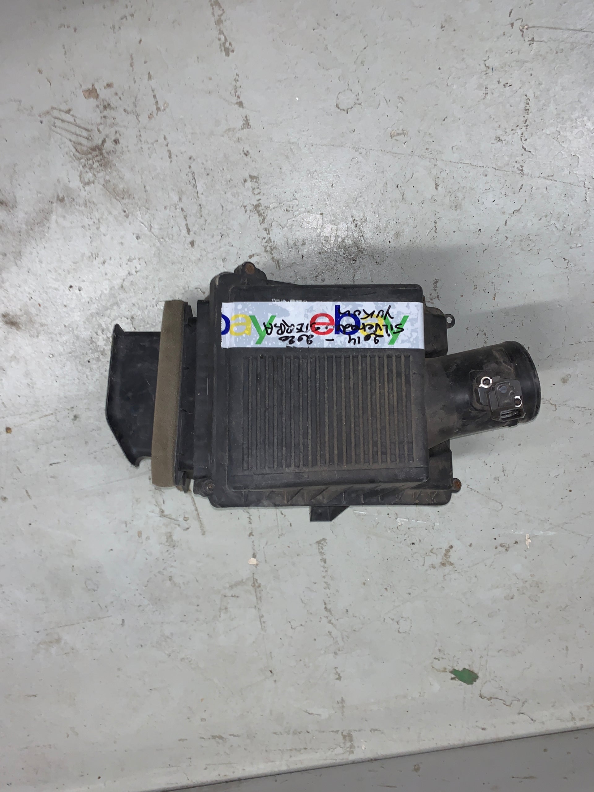 2014 - 2020 GMC SIERRA / CHEVY SILVERADO / YUKON / TAHOE  6.2 AIR FILTER CLEANER BOX 84061303 OEM