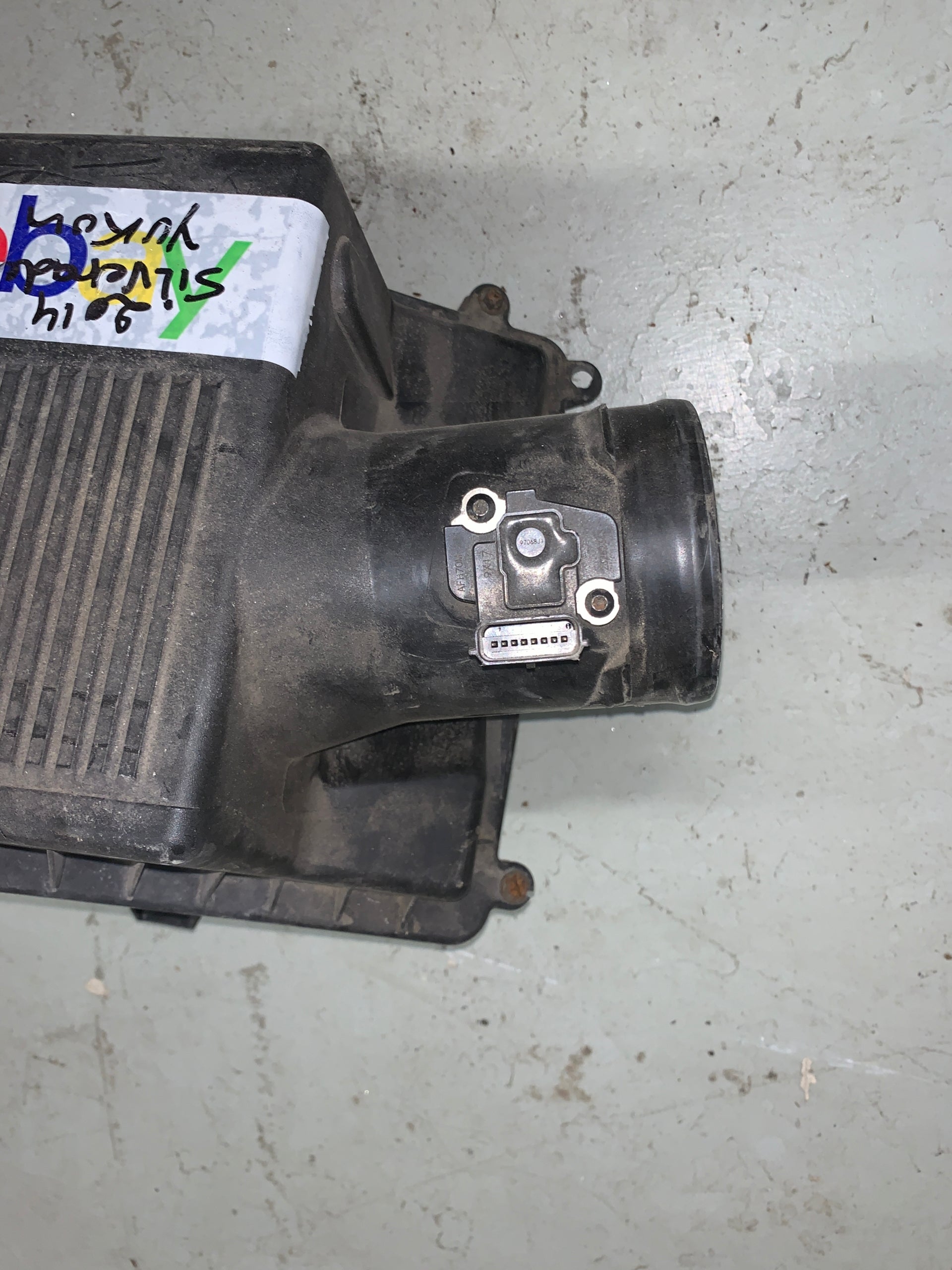 2014 - 2020 GMC SIERRA / CHEVY SILVERADO / YUKON / TAHOE  6.2 AIR FILTER CLEANER BOX 84061303 OEM