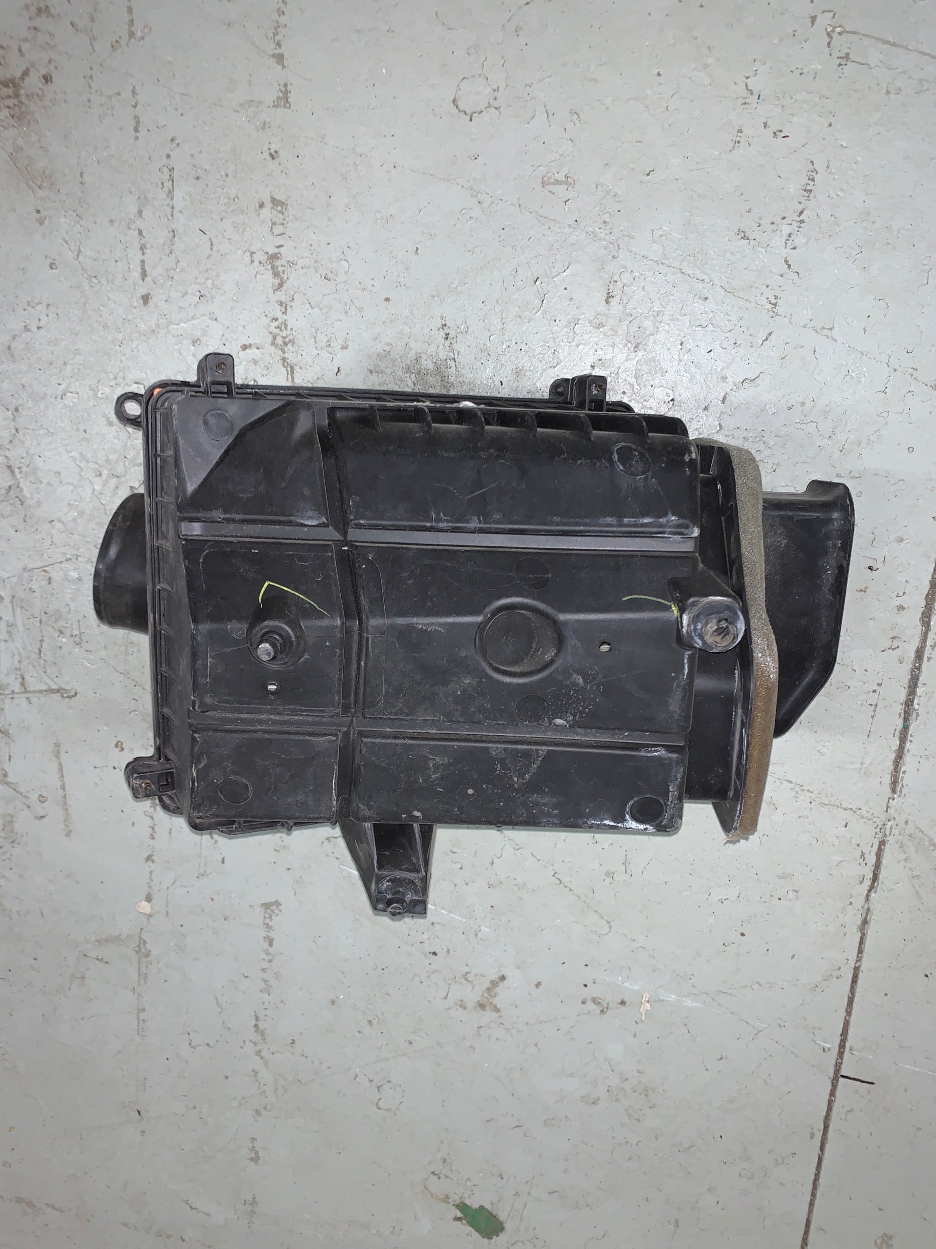 2014 - 2020 GMC SIERRA / CHEVY SILVERADO / YUKON / TAHOE CAJA LIMPIADORA DE FILTRO DE AIRE 6.2 84061303 OEM
