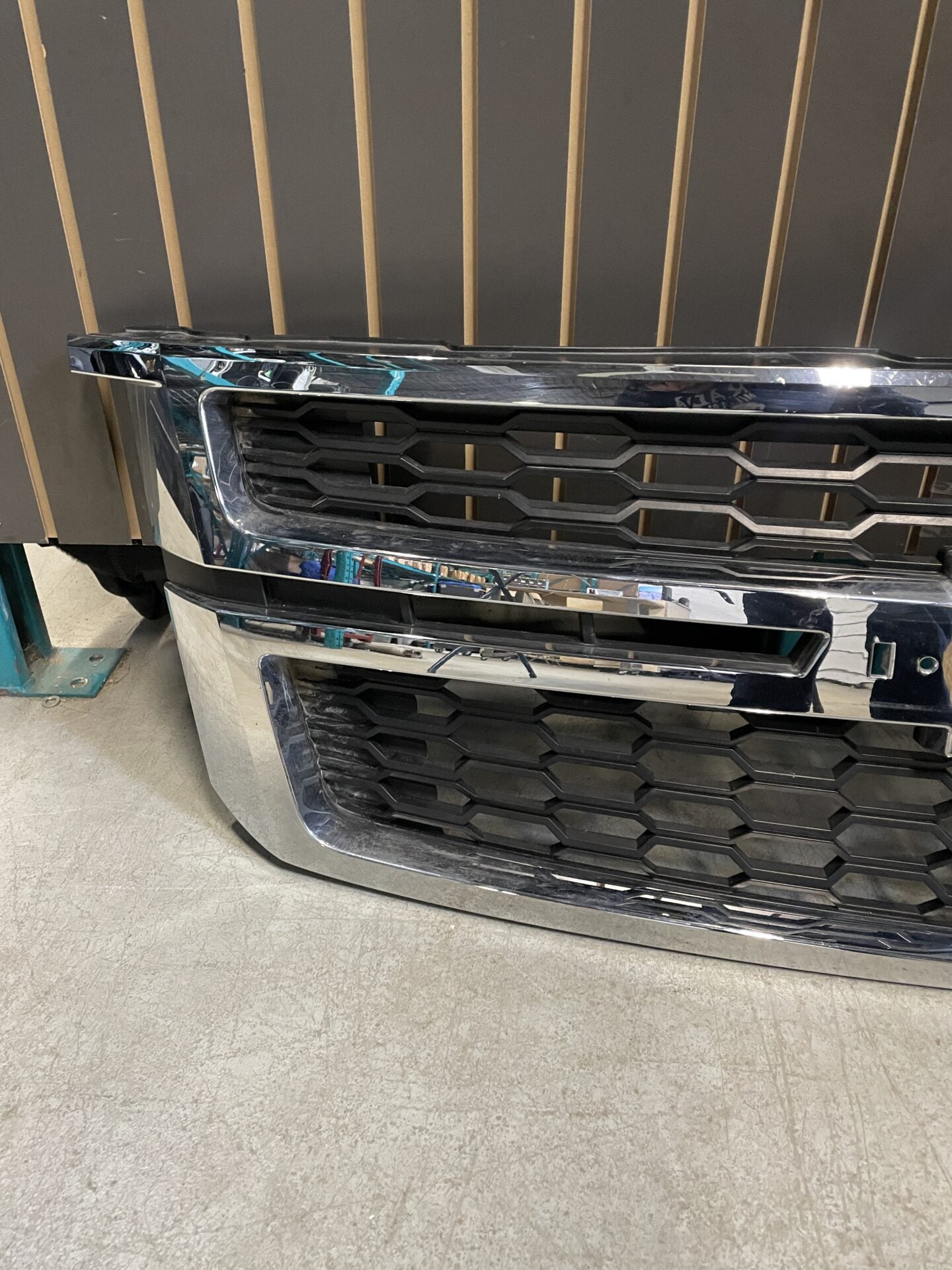 2015 - 2020 CHEVY TAHOE / SUBURBAN FRONT CHROME GRILLE 23440914
