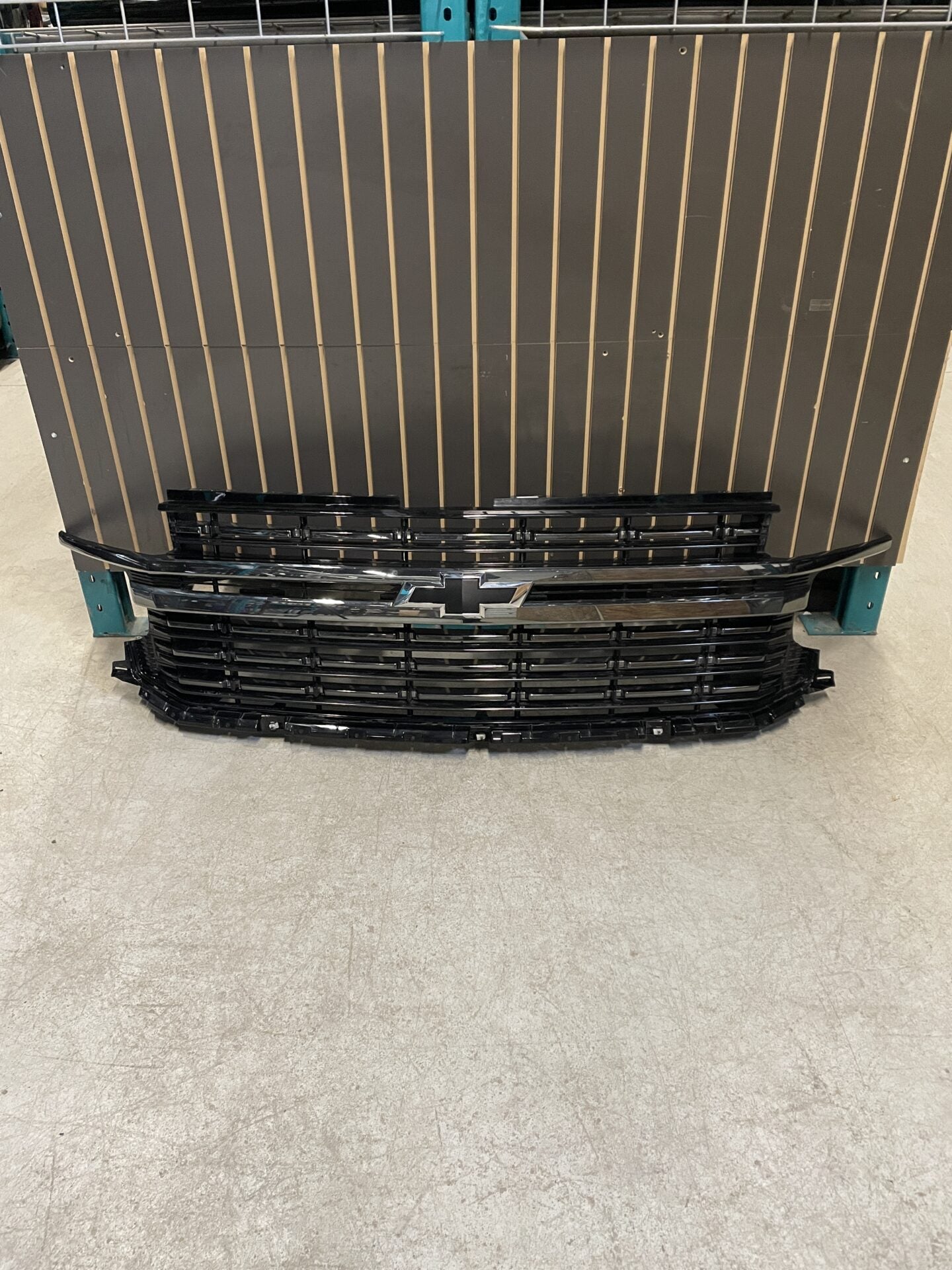 2021 - 2024 CHEVY TAHOE / SUBURBAN FRONT BUMPER UPPER GRILLE CHROME BLACK OEM GM 84639387