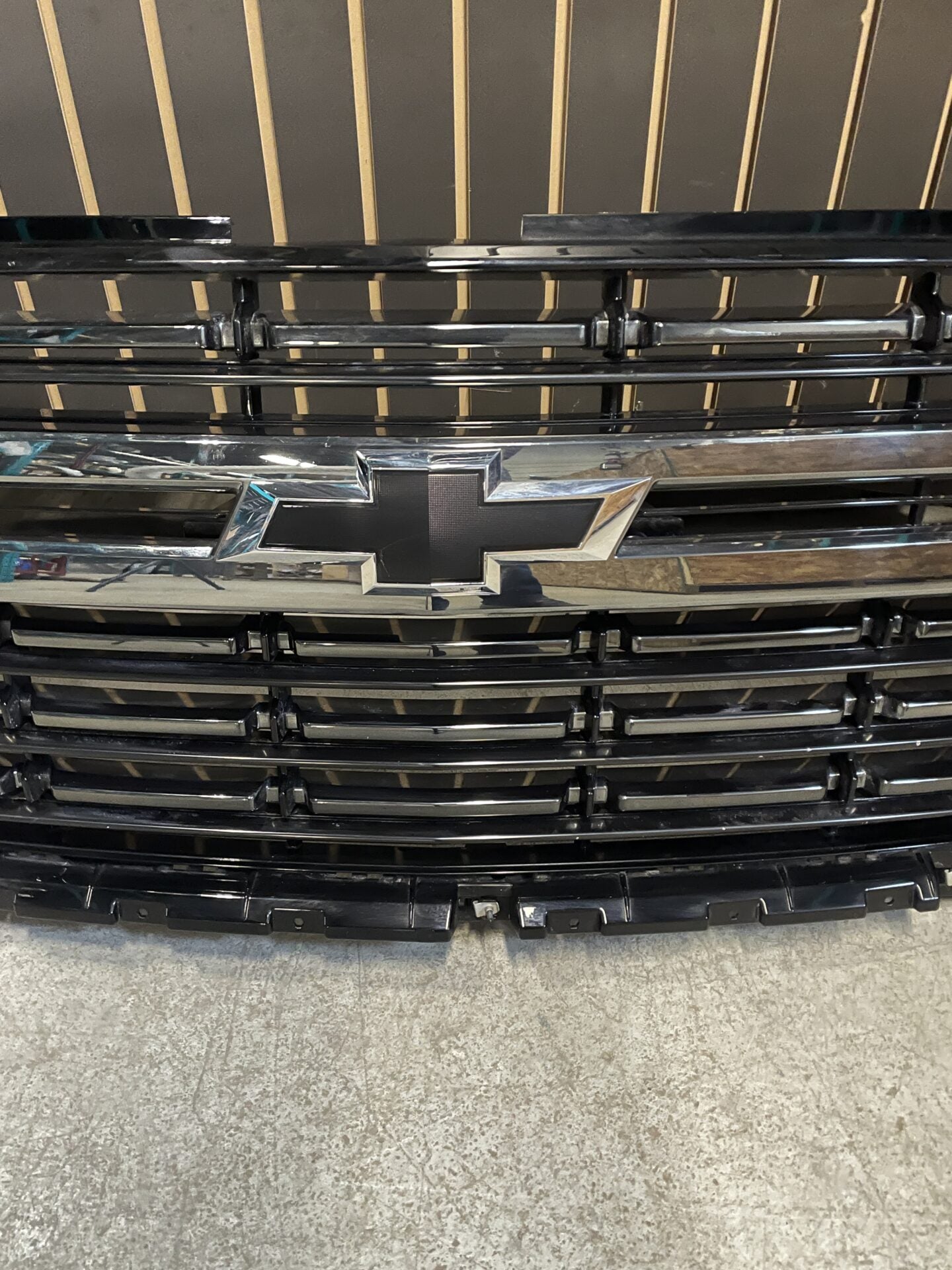 2021 - 2024 CHEVY TAHOE / SUBURBAN FRONT BUMPER UPPER GRILLE CHROME BLACK OEM GM 84639387