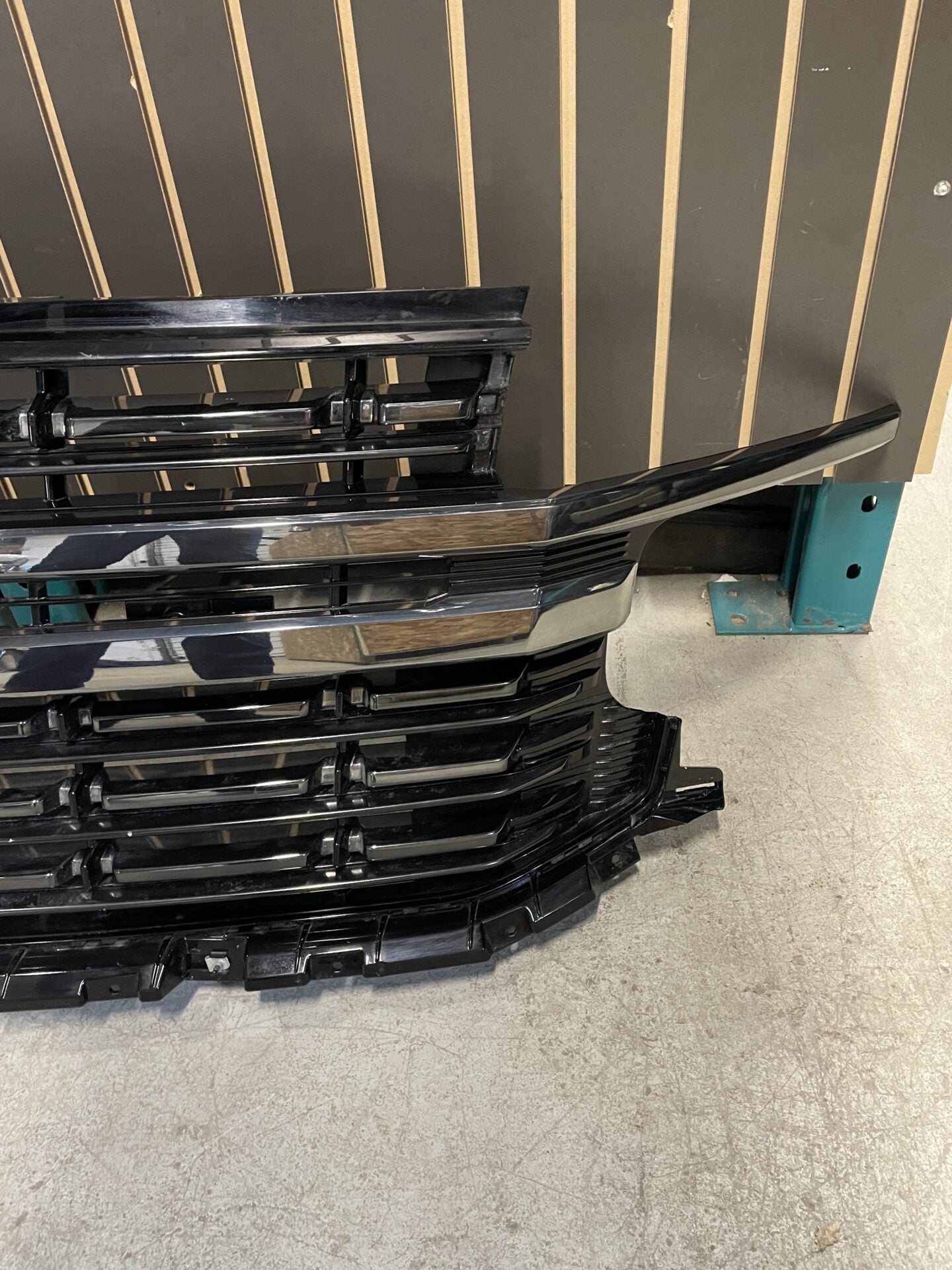 2021 - 2024 CHEVY TAHOE / SUBURBAN FRONT BUMPER UPPER GRILLE CHROME BLACK OEM GM 84639387