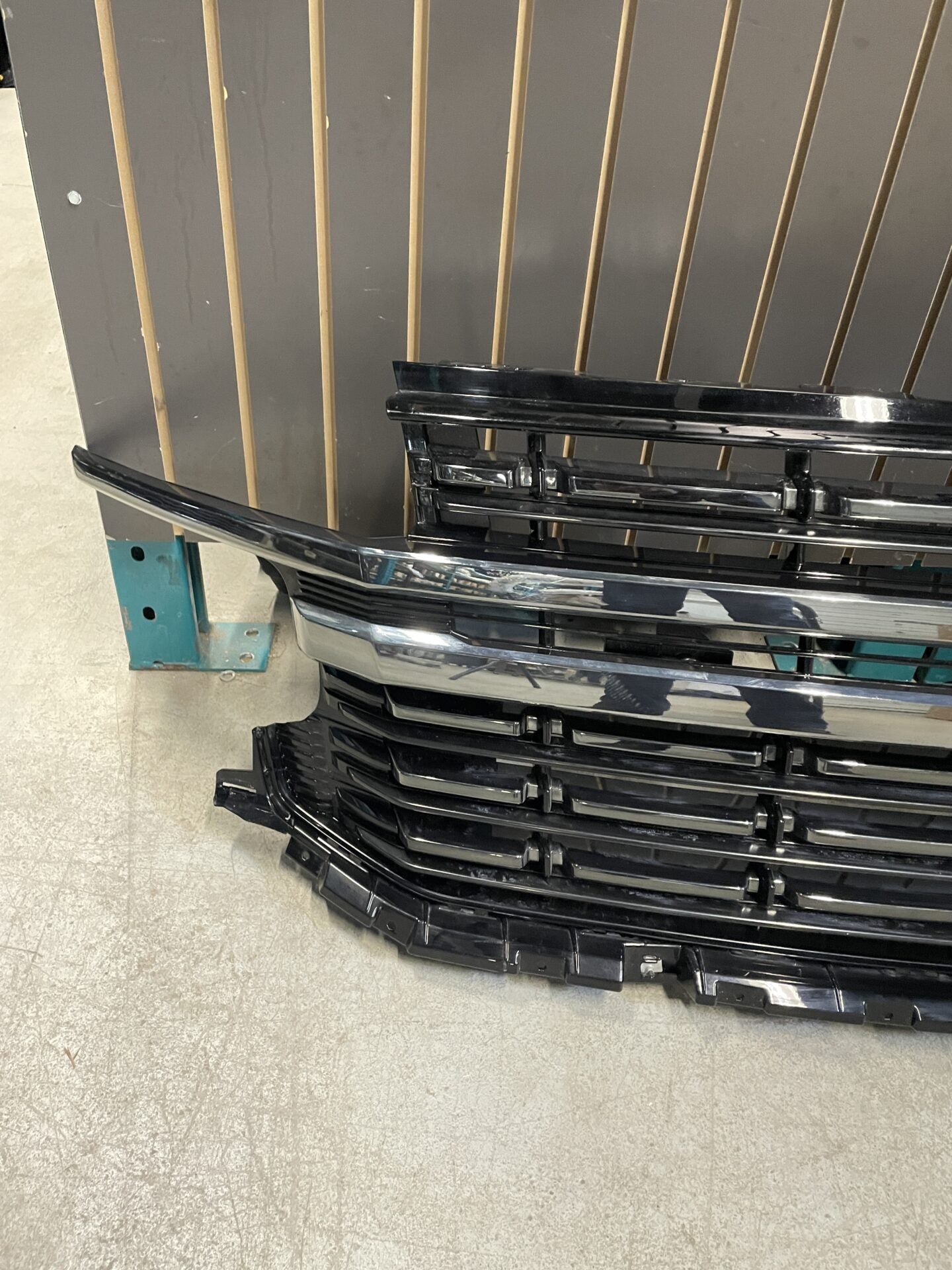 2021 - 2024 CHEVY TAHOE / SUBURBAN FRONT BUMPER UPPER GRILLE CHROME BLACK OEM GM 84639387