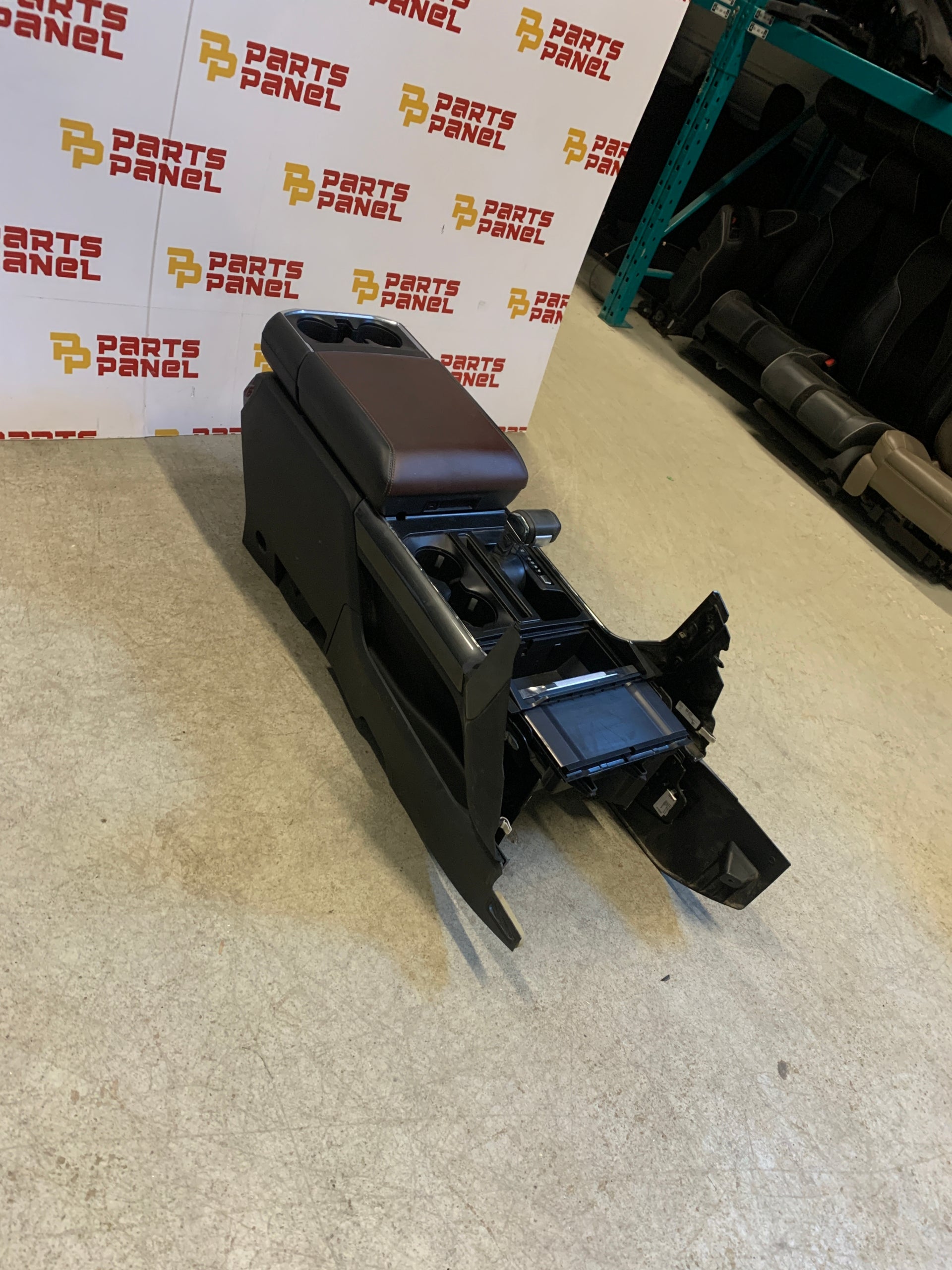 CONSOLA CENTRAL DELANTERA CON CARGADOR INALÁMBRICO PARA FORD F150 2021-2024