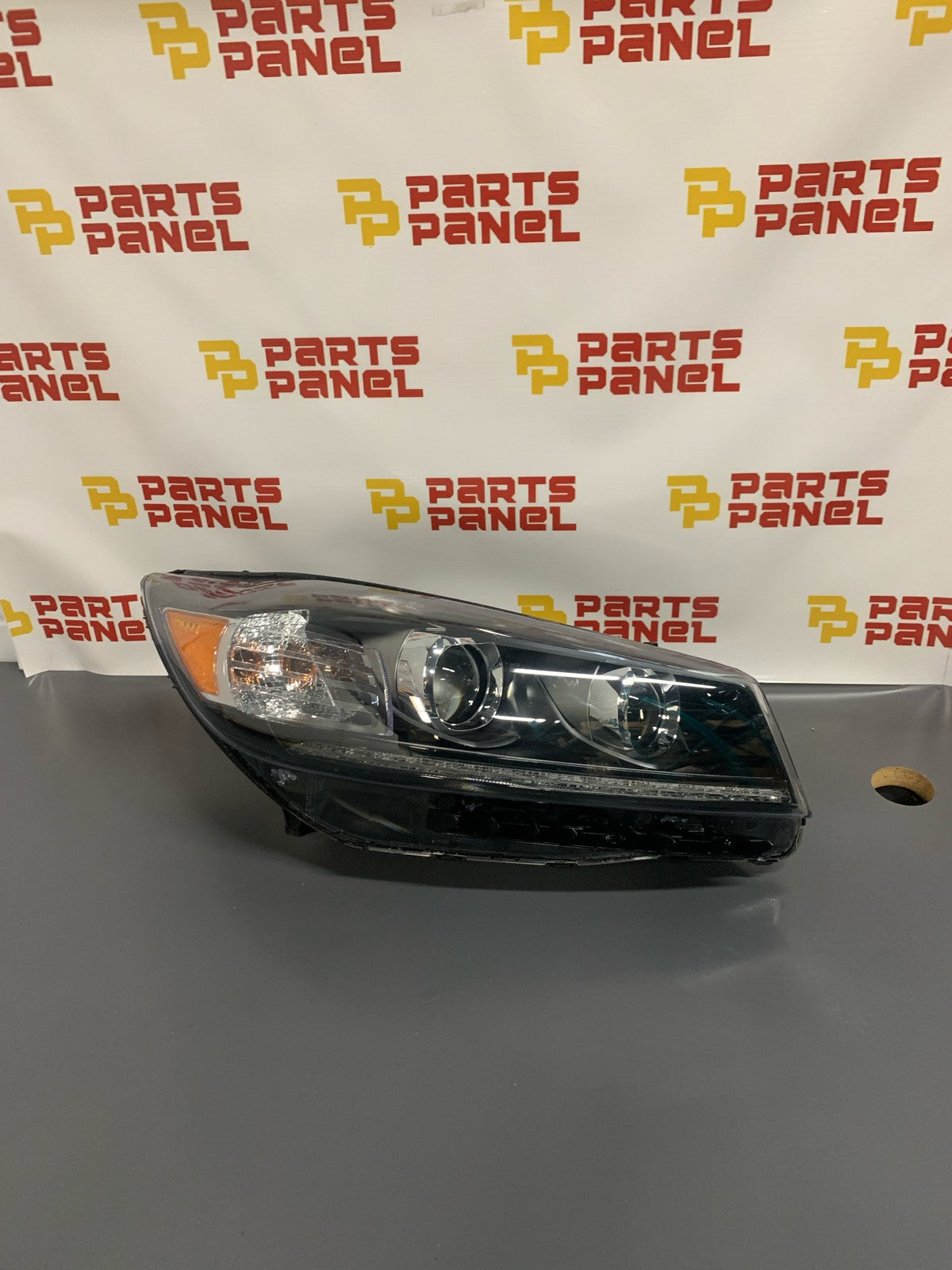 2019 - 2020 KIA SORENTO PASSENGER RH SIDE LED ACCENT HEADLIGHT 92102-C6 OEM USED