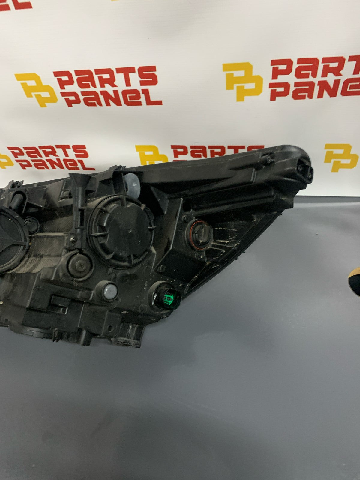 2019 - 2020 KIA SORENTO PASSENGER RH SIDE LED ACCENT HEADLIGHT 92102-C6 OEM USED