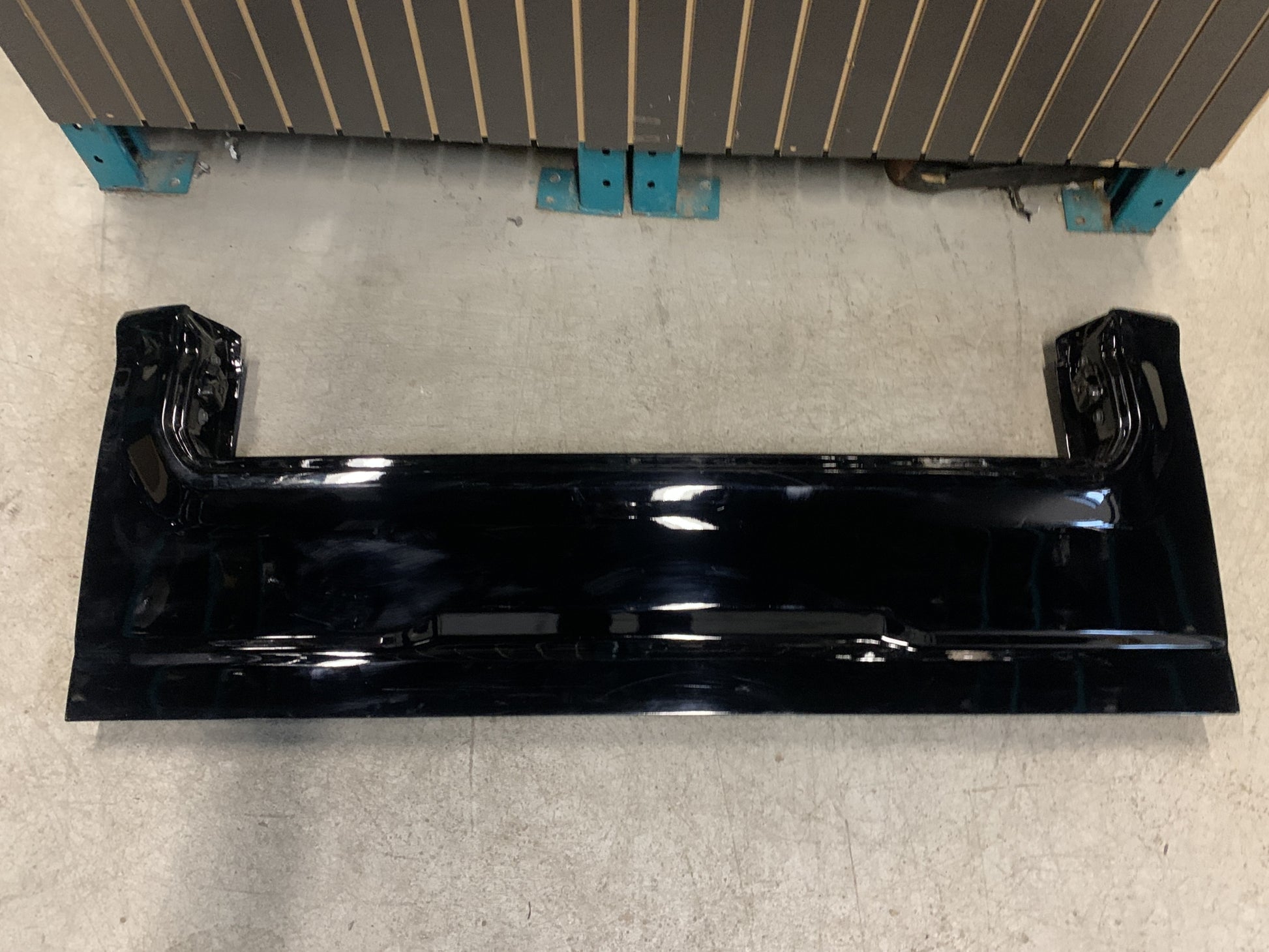 2019 - 2025 GMC SIERRA / CHEVY SILVERADO 2500 / 3500 MULTIPRO TAILGATE LOWER SHELL BLACK OEM USED