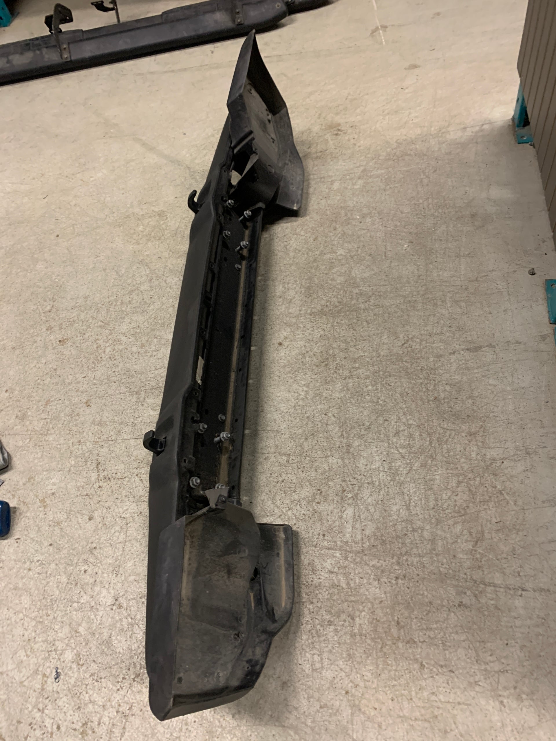 MONTAJE DE PARACHOQUES DELANTERO JEEP WRANGLER 2018 - 2024