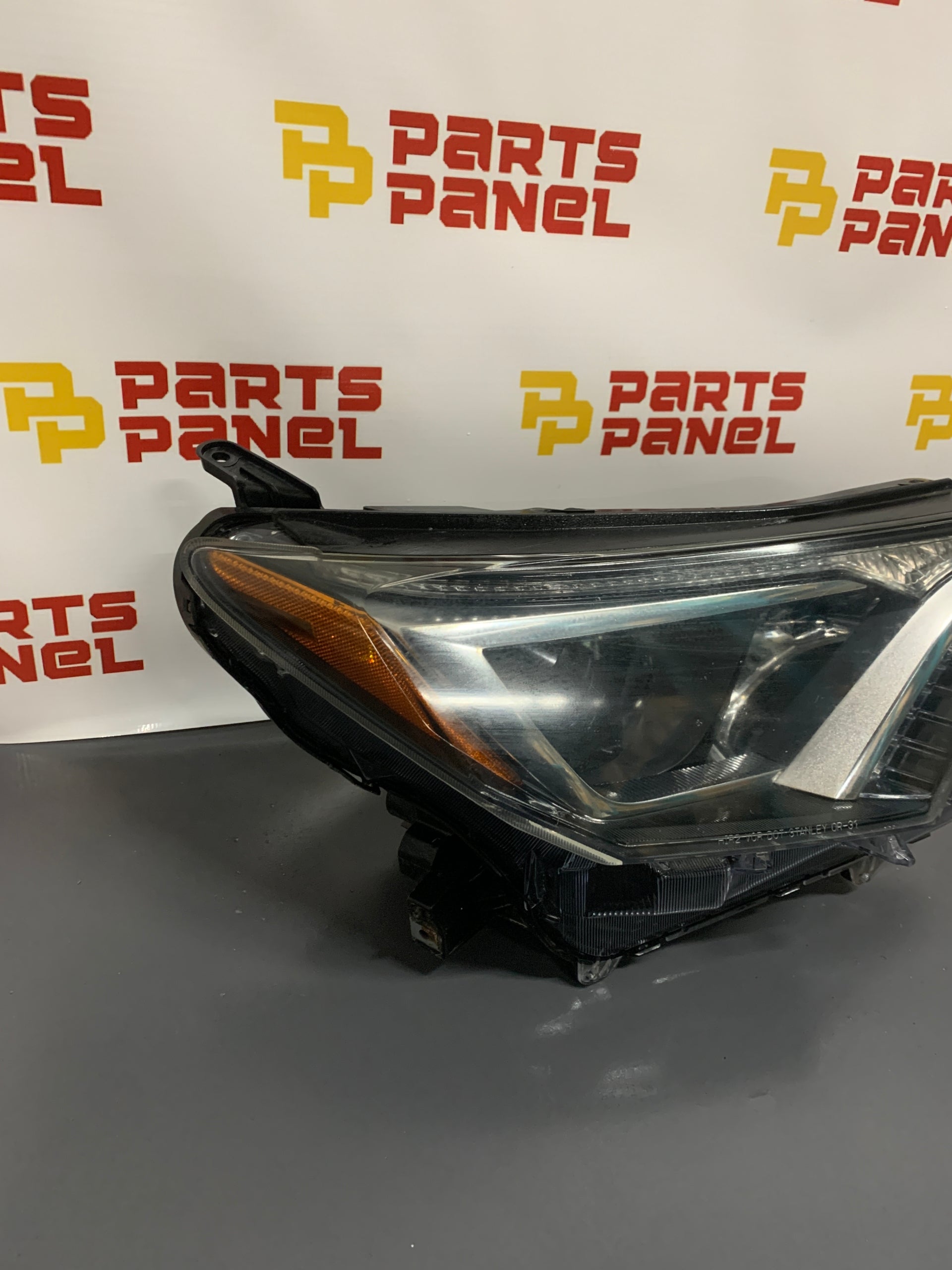 2016 - 2018 TOYOTA RAV4 HALOGEN HEADLIGHT PASSENGER RH SIDE HEADLIGHT OEM USED