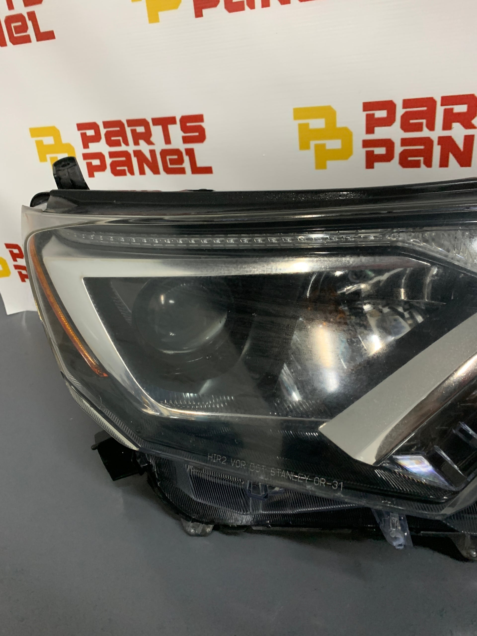 2016 - 2018 TOYOTA RAV4 HALOGEN HEADLIGHT PASSENGER RH SIDE HEADLIGHT OEM USED