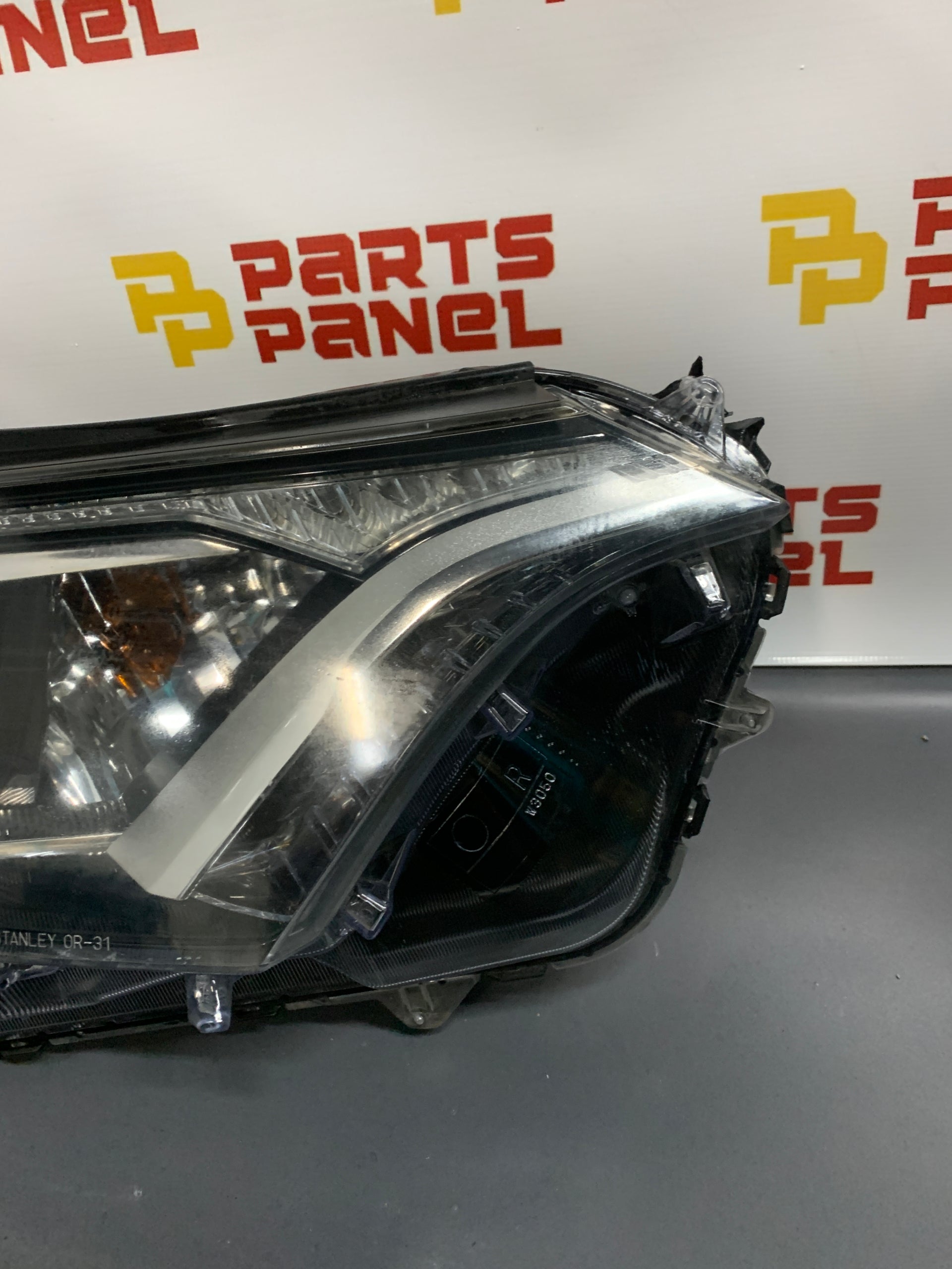 2016 - 2018 TOYOTA RAV4 HALOGEN HEADLIGHT PASSENGER RH SIDE HEADLIGHT OEM USED