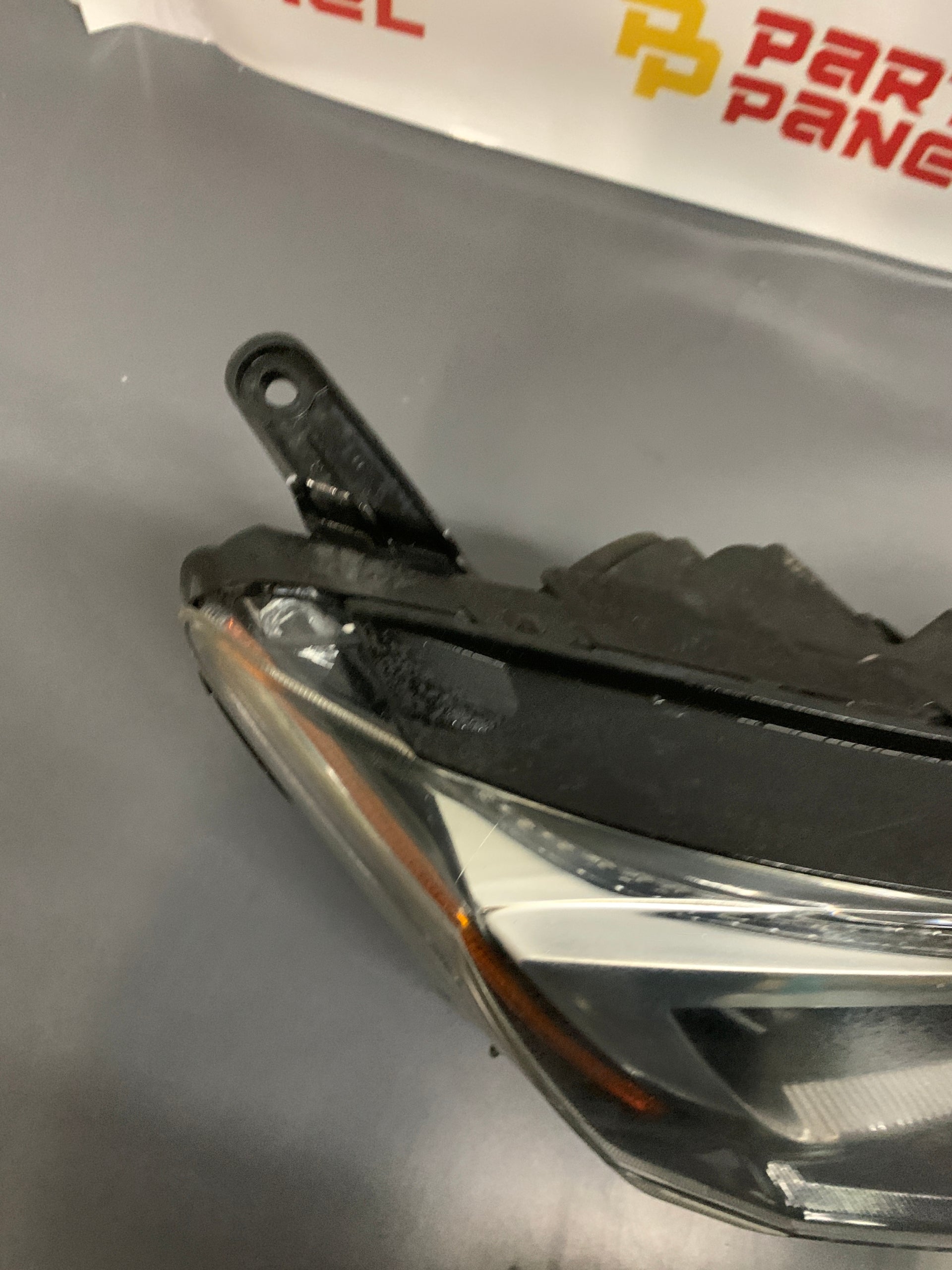 2016 - 2018 TOYOTA RAV4 HALOGEN HEADLIGHT PASSENGER RH SIDE HEADLIGHT OEM USED