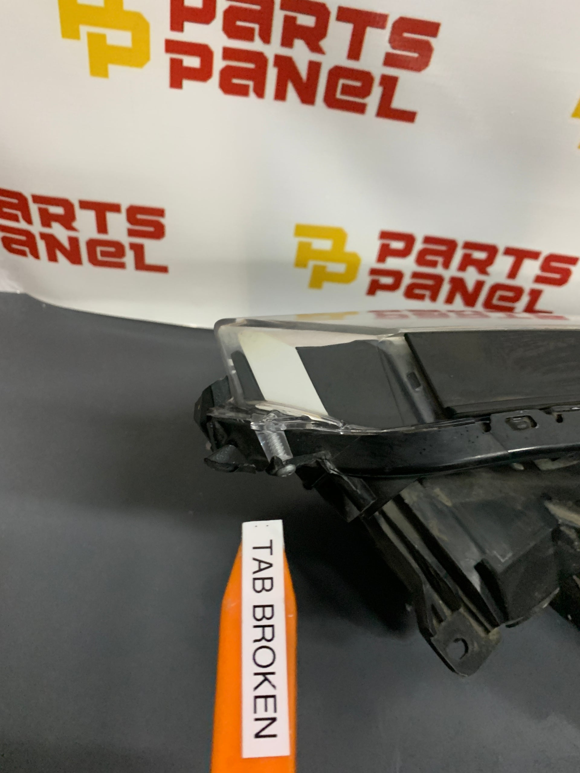 2016 - 2018 TOYOTA RAV4 HALOGEN HEADLIGHT PASSENGER RH SIDE HEADLIGHT OEM USED