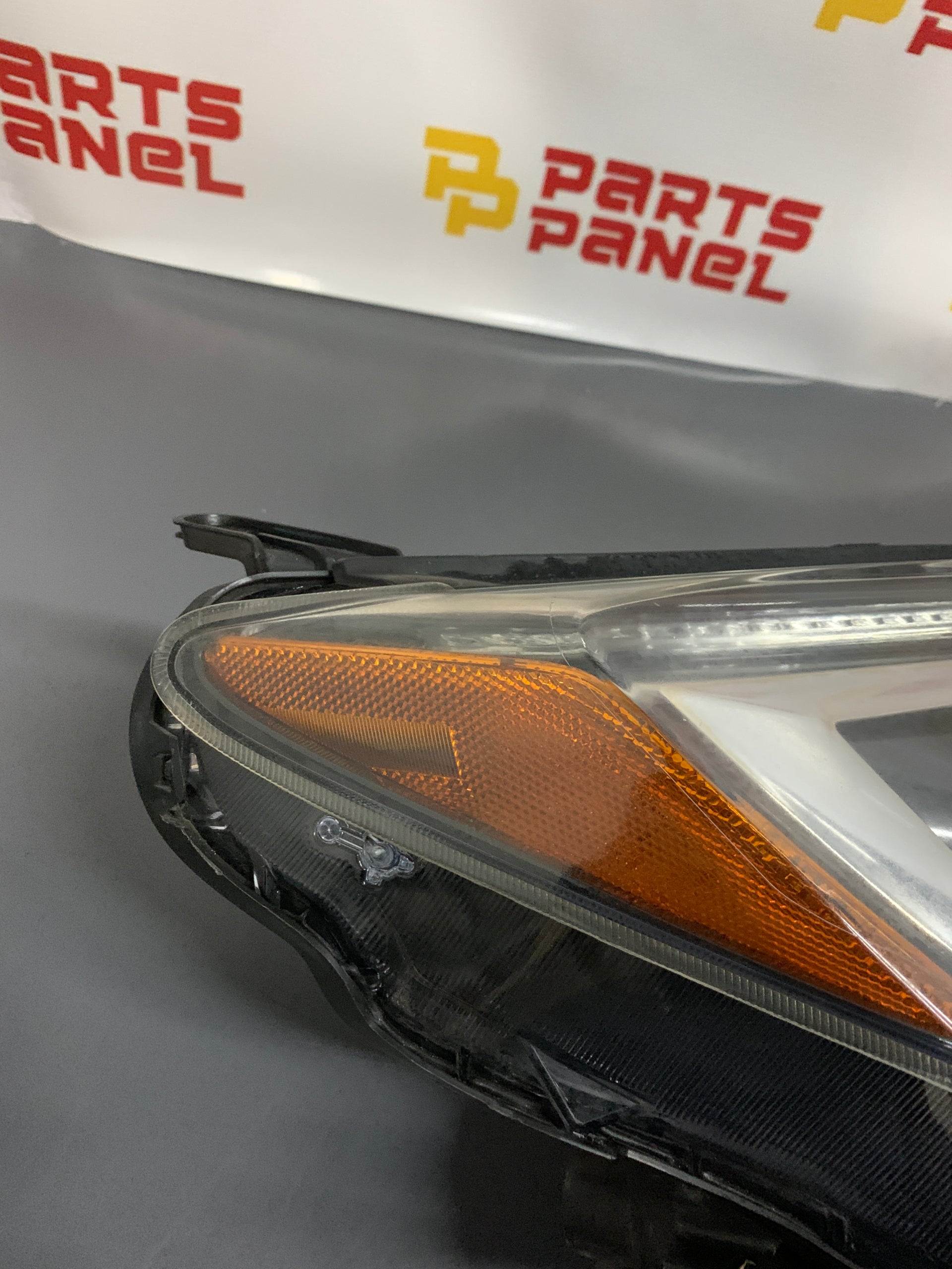 2016 - 2018 TOYOTA RAV4 HALOGEN HEADLIGHT PASSENGER RH SIDE HEADLIGHT OEM USED