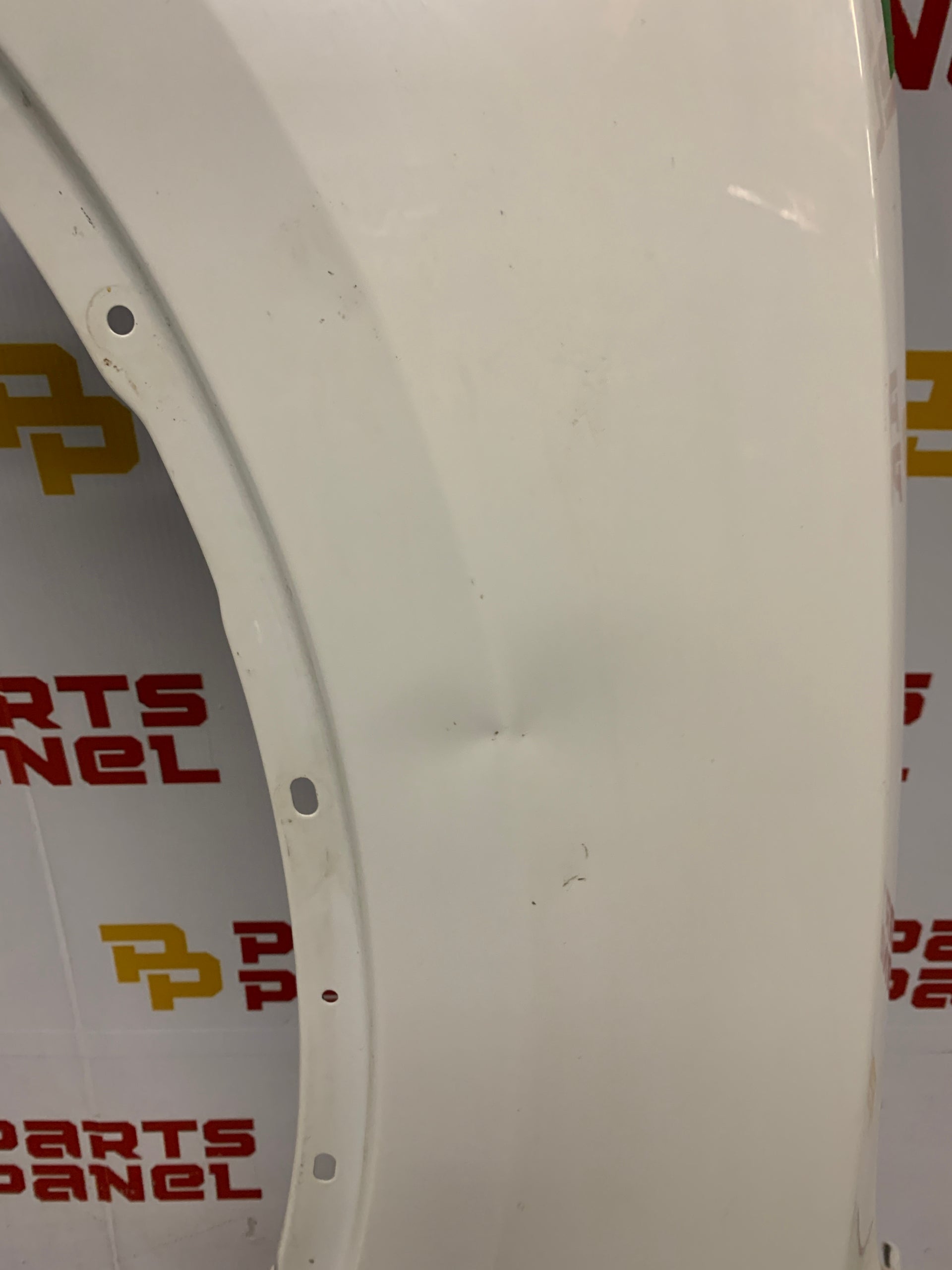 2011 - 2022 DODGE DURANGO GUARDAFANGO DELANTERO IZQUIERDO BLANCO OEM USADO