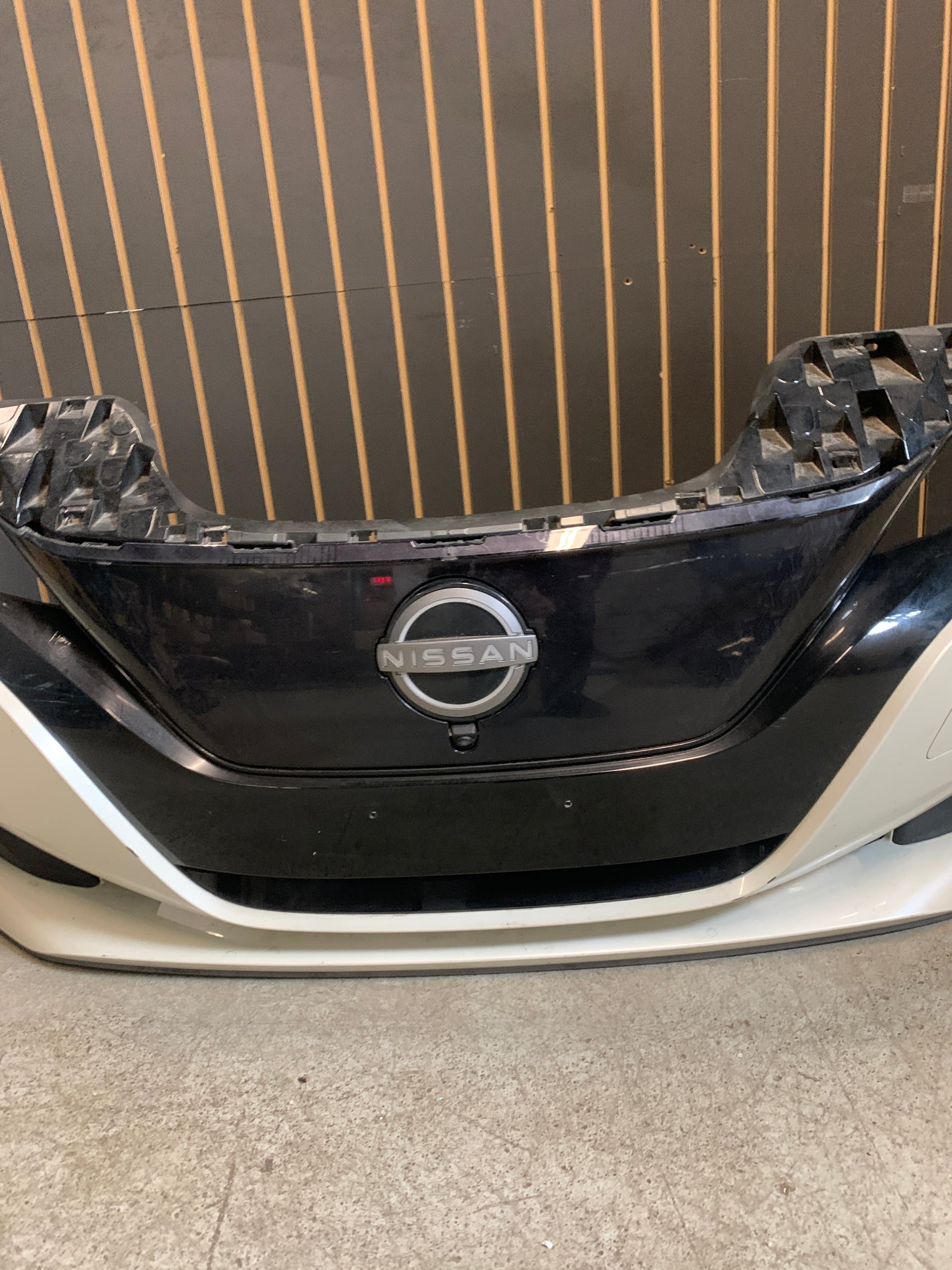 2018 - 2025 NISSAN LEAF FRONT WHITE BUMPER ASSEMBLY OEM USED  