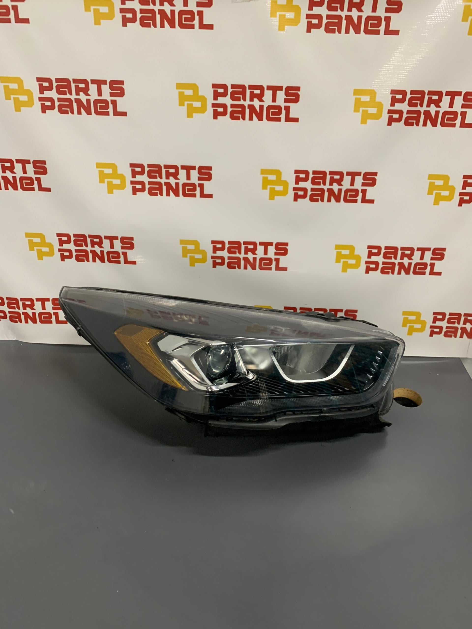 2017 - 2019 FORD ESCAPE PASSENGER RH SIDE HALOGEN PROJECTOR TYPE  BLACK BEZLE HEADLIGHT OEM USED 44ZH2324B