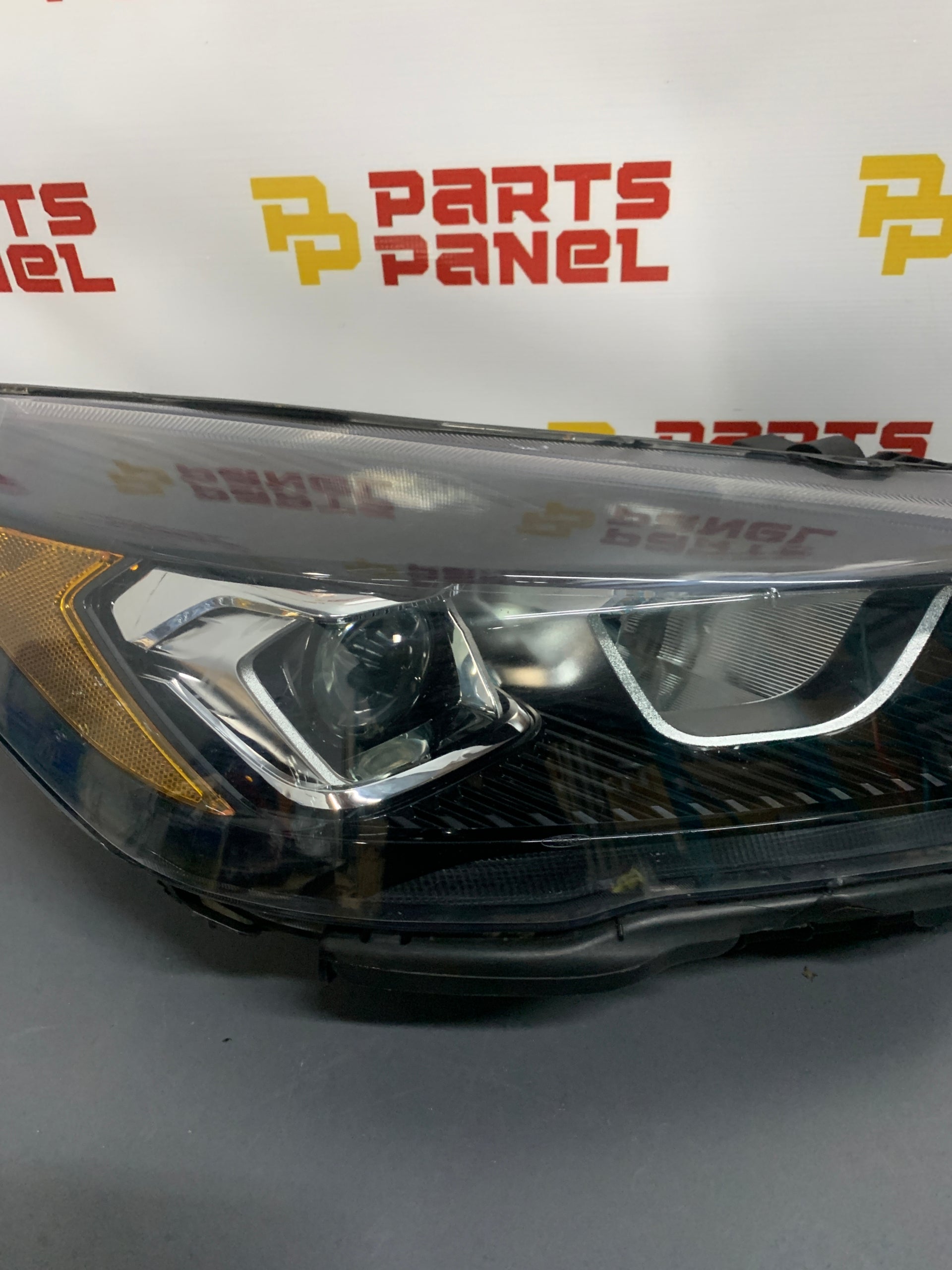 2017 - 2019 FORD ESCAPE PASSENGER RH SIDE HALOGEN PROJECTOR TYPE  BLACK BEZLE HEADLIGHT OEM USED 44ZH2324B