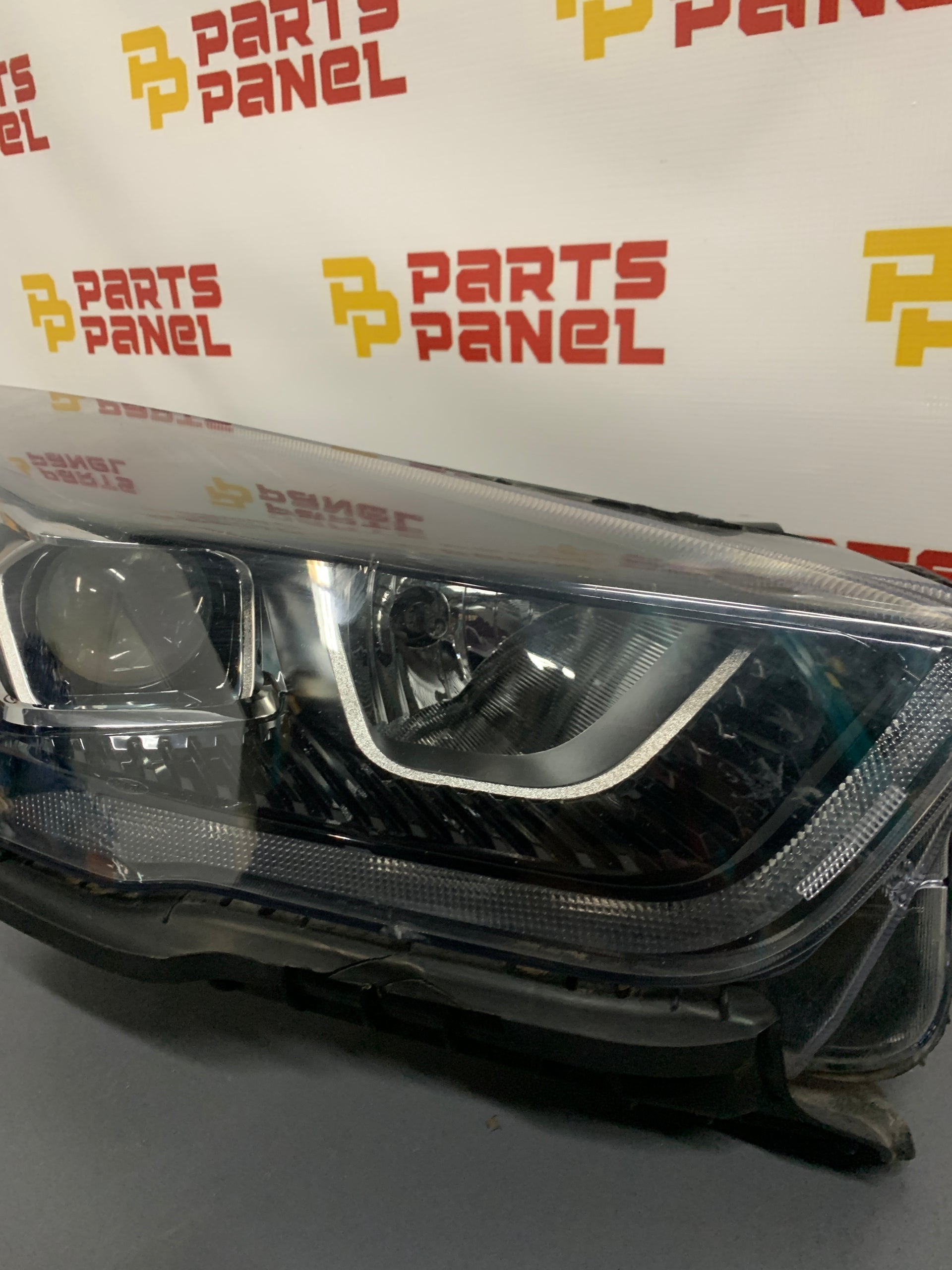 2017 - 2019 FORD ESCAPE PASSENGER RH SIDE HALOGEN PROJECTOR TYPE  BLACK BEZLE HEADLIGHT OEM USED 44ZH2324B