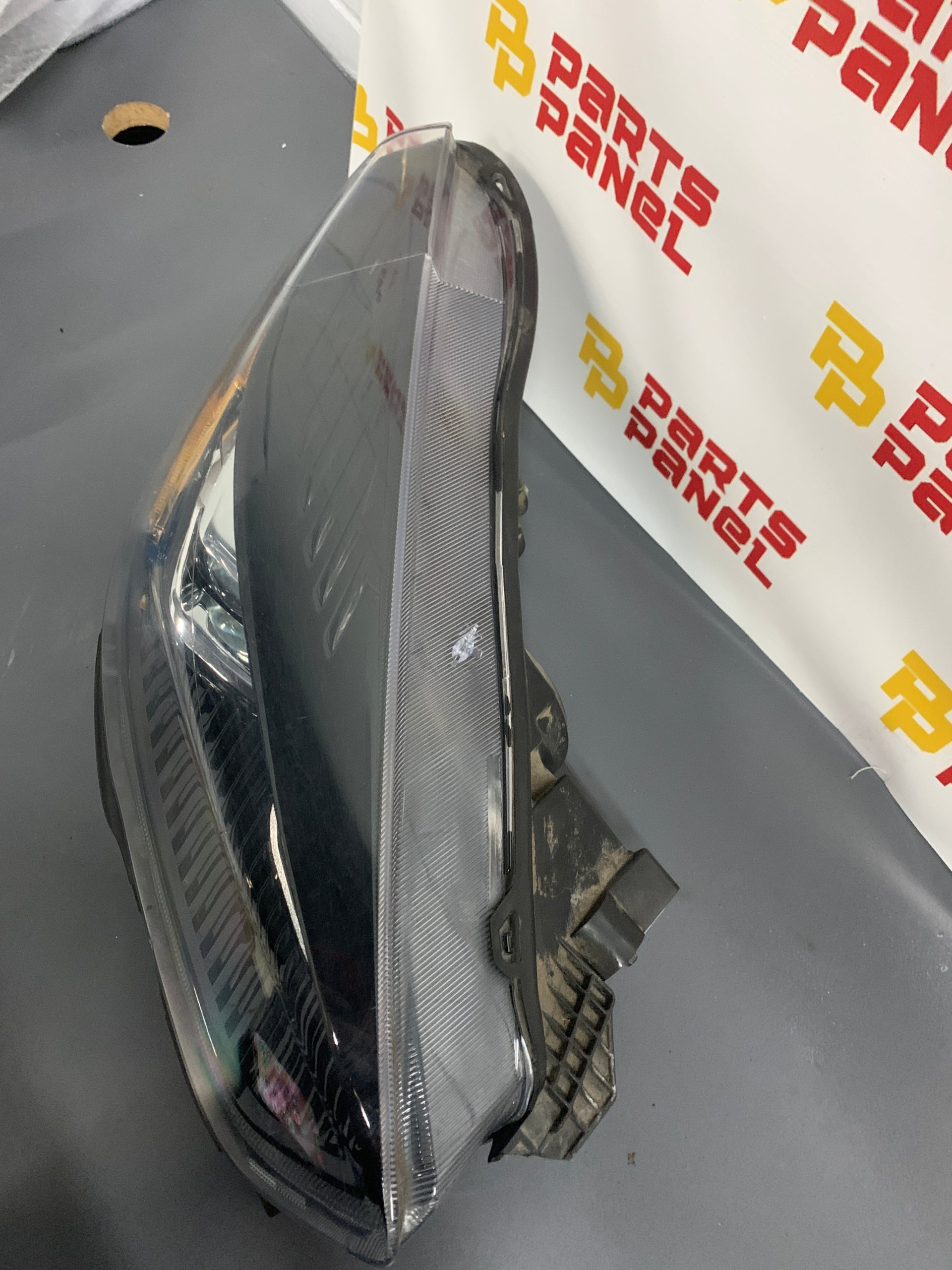 2017 - 2019 FORD ESCAPE PASSENGER RH SIDE HALOGEN PROJECTOR TYPE  BLACK BEZLE HEADLIGHT OEM USED 44ZH2324B