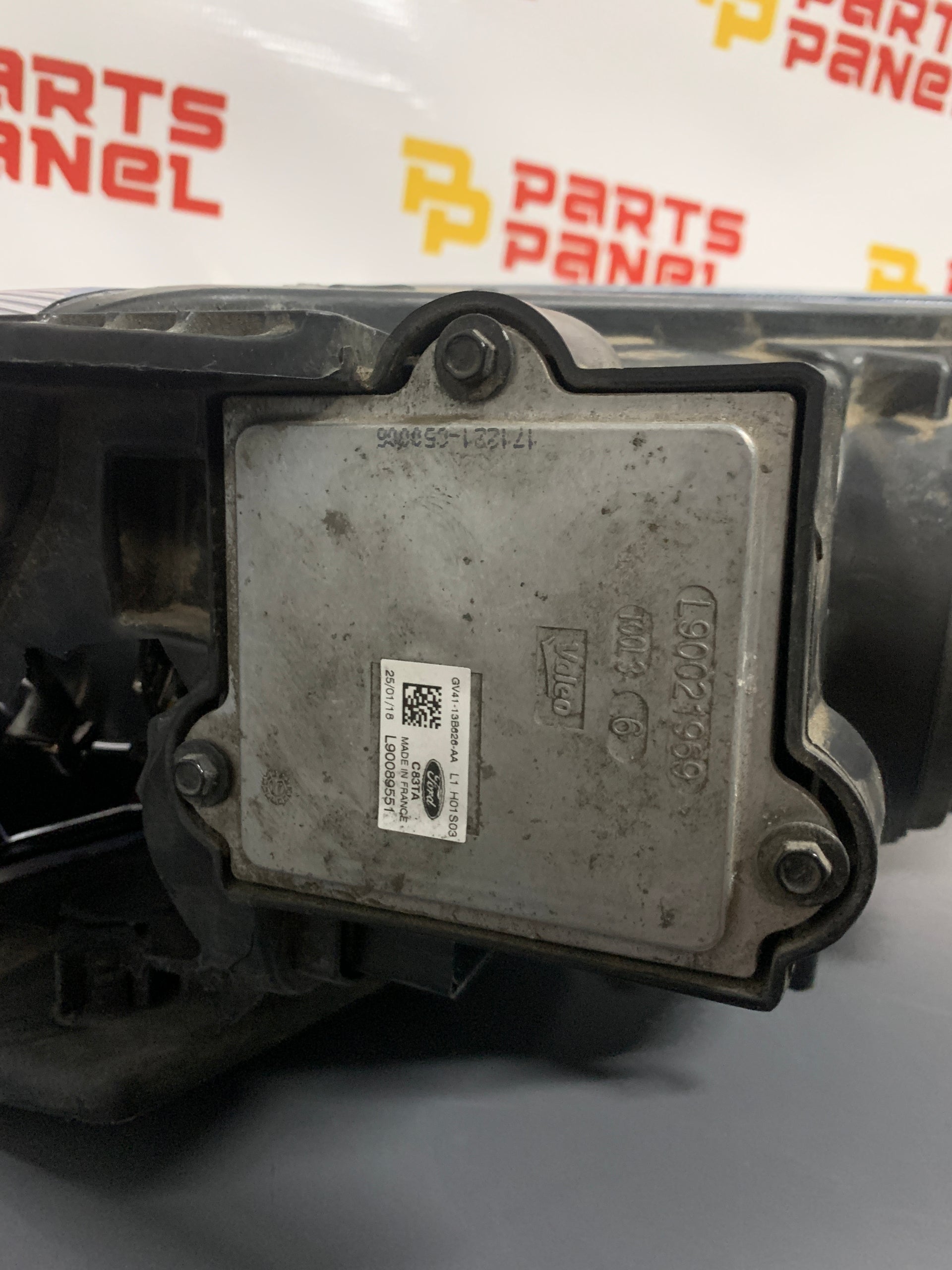 2017 - 2019 FORD ESCAPE PASSENGER RH SIDE HALOGEN PROJECTOR TYPE  BLACK BEZLE HEADLIGHT OEM USED 44ZH2324B